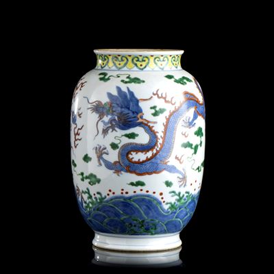 Vaso in Porcellana con Decoro a Smalti Policromi di Draghi