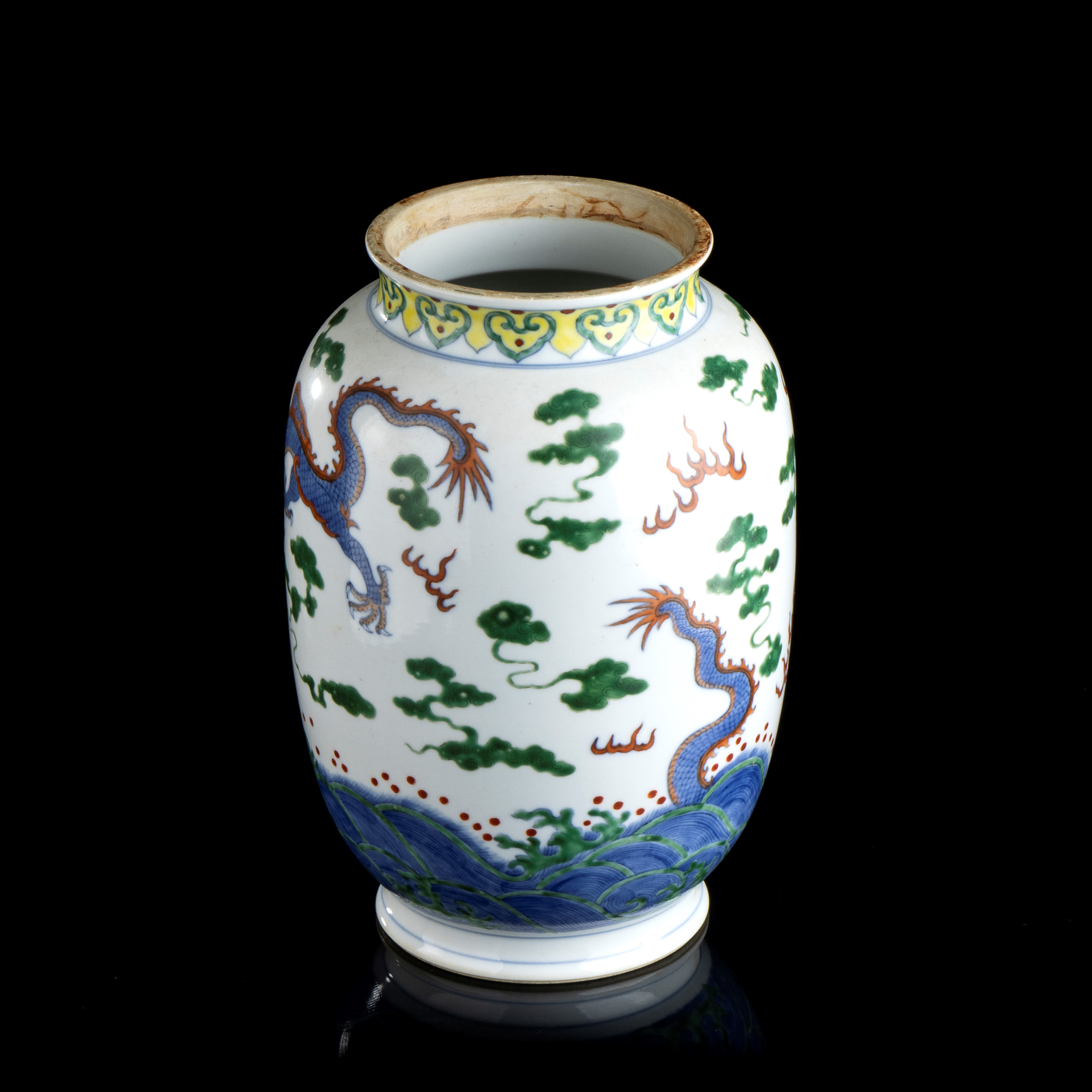 Vaso in Porcellana con Decoro a Smalti Policromi di Draghi