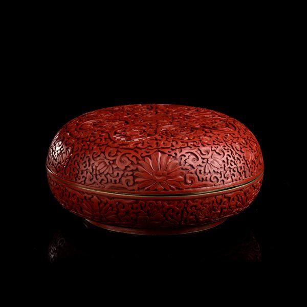 A LARGE LACQUERED WOOD BOX AND LID
