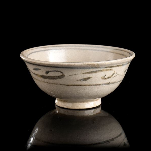A SMALL PAINTED CERAMIC BOWL