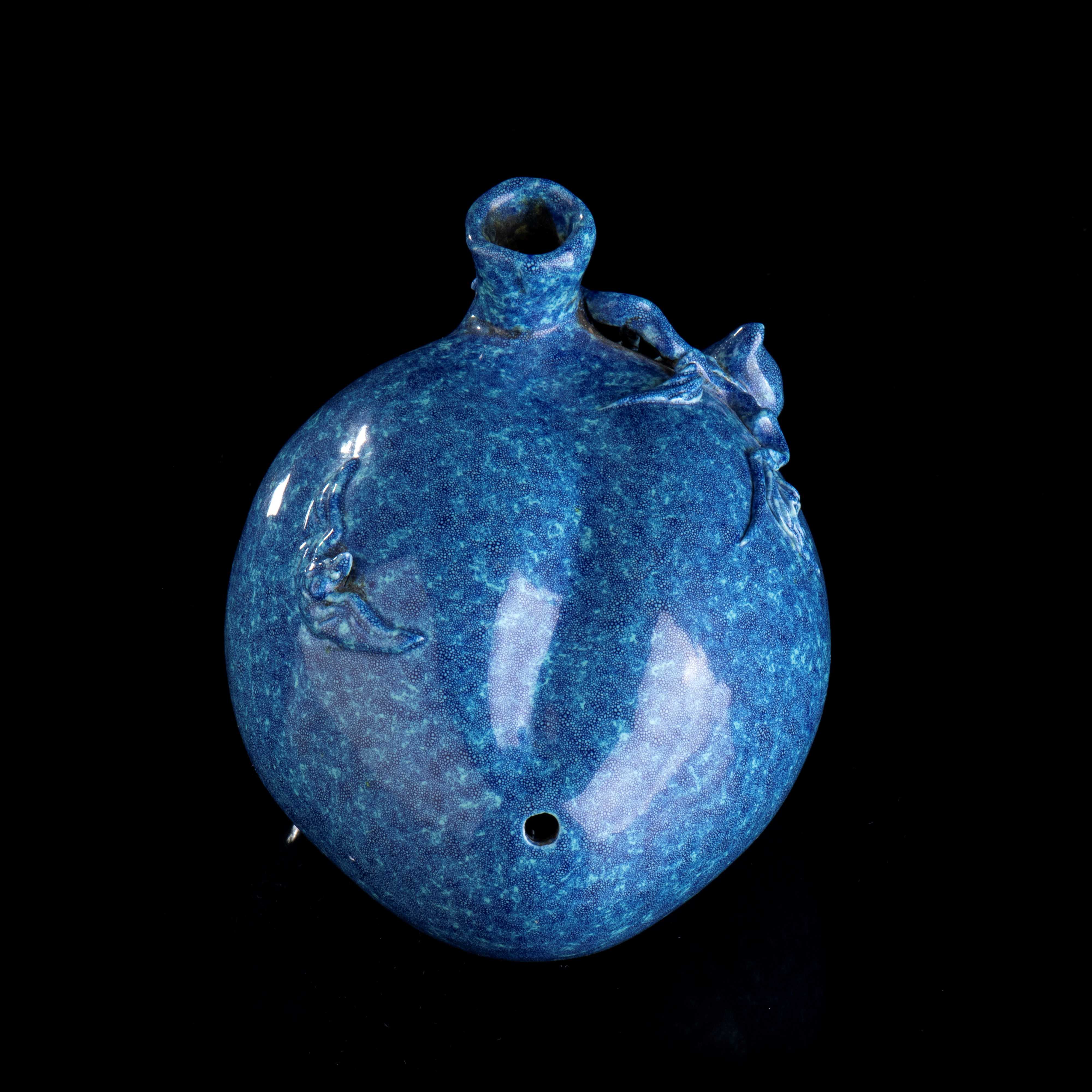 Versatoio a Forma di Pesca in Porcellana con Invetriatura Robin's Egg