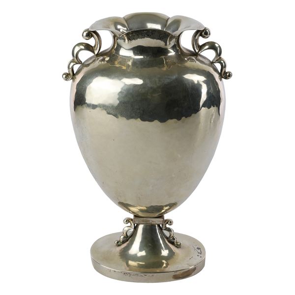 Vaso ad anfora in argento 800/1000  (Prima metà XX secolo)  - Asta Smart Auction: arredo, dipinti, sculture, argenti e altro a prezzi vantaggiosi - Bertolami Fine Art - Casa d'Aste