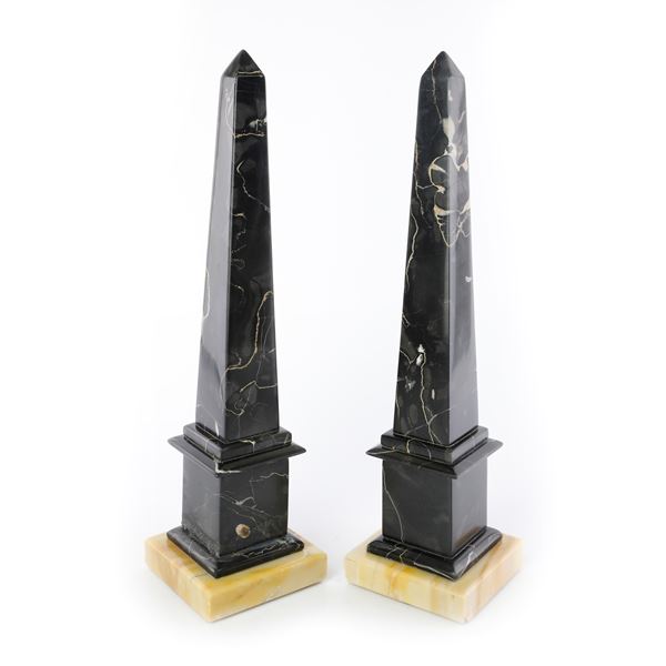 Coppia di obelischi in marmo nero delle Alpi   (seconda metà XX secolo)  - Asta Smart Auction: arredo, dipinti, sculture, argenti e altro a prezzi vantaggiosi - Bertolami Fine Art - Casa d'Aste