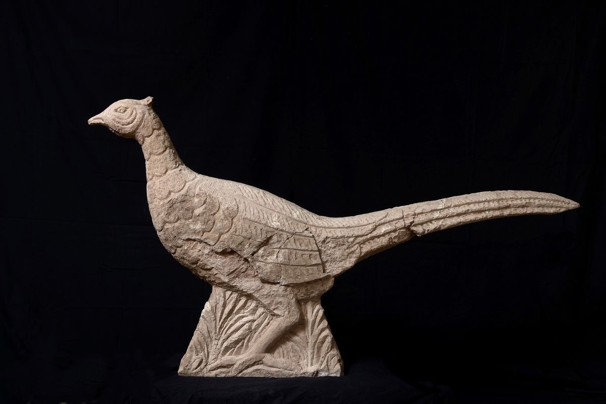 Uccello in Pietra Calcarea Rosa