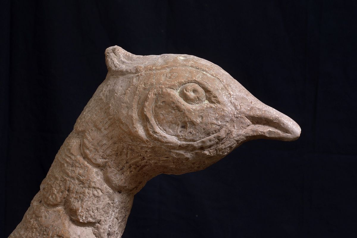 Uccello in Pietra Calcarea Rosa