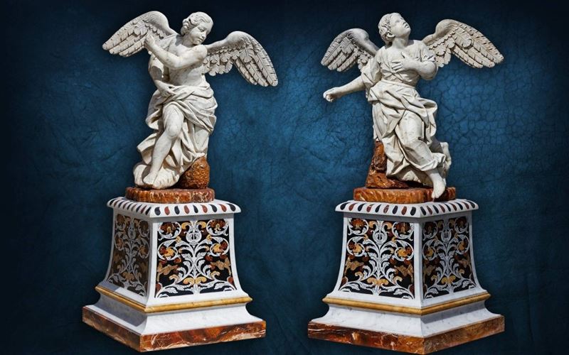Rara Coppia di Putti Alati in Marmo