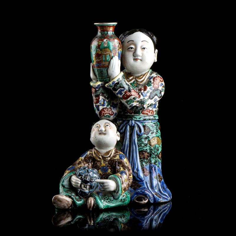 GRUPPO CON FIGURE IN PORCELLANA 'KUTANI' CON DECORO A SMALTI POLICROMI