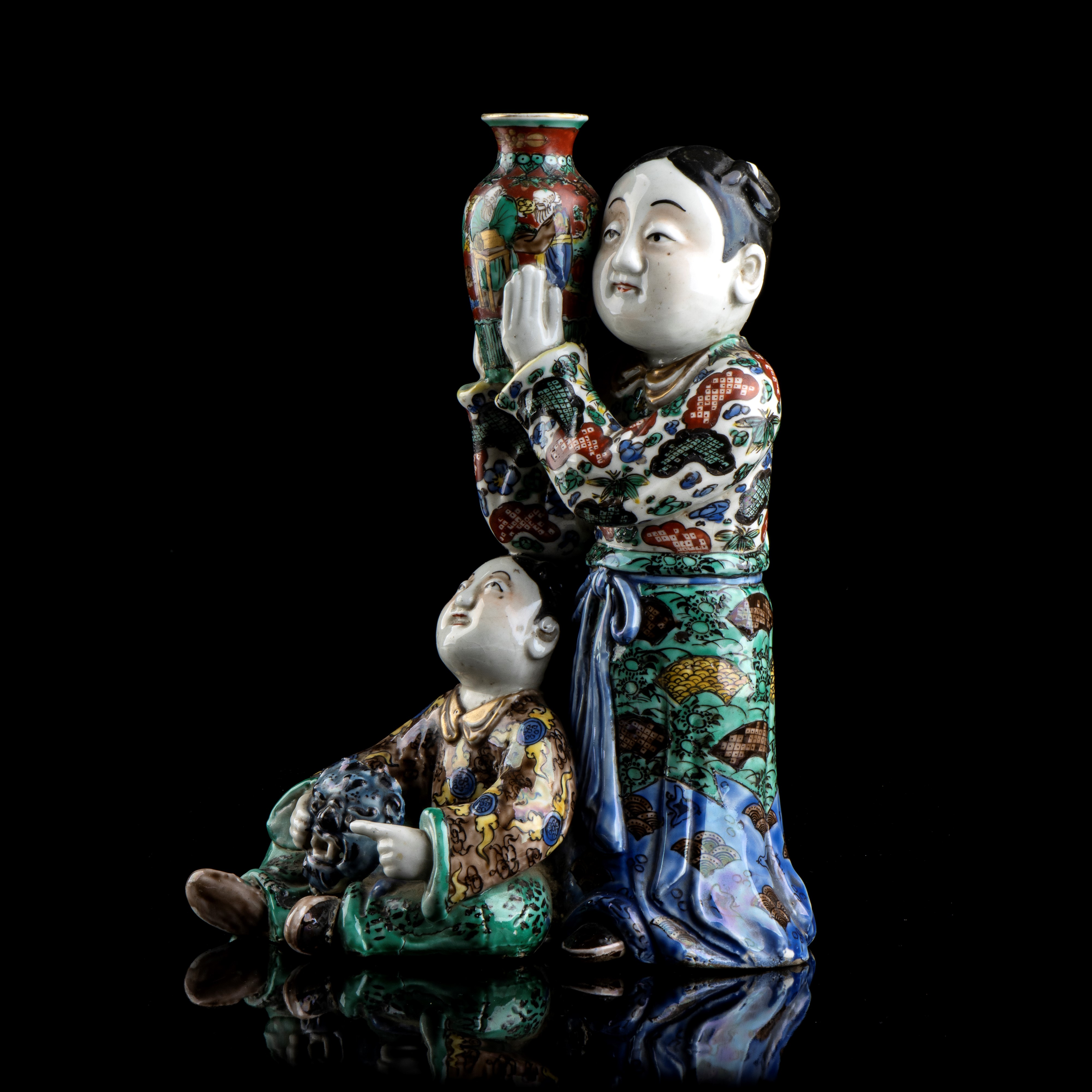 GRUPPO CON FIGURE IN PORCELLANA 'KUTANI' CON DECORO A SMALTI POLICROMI