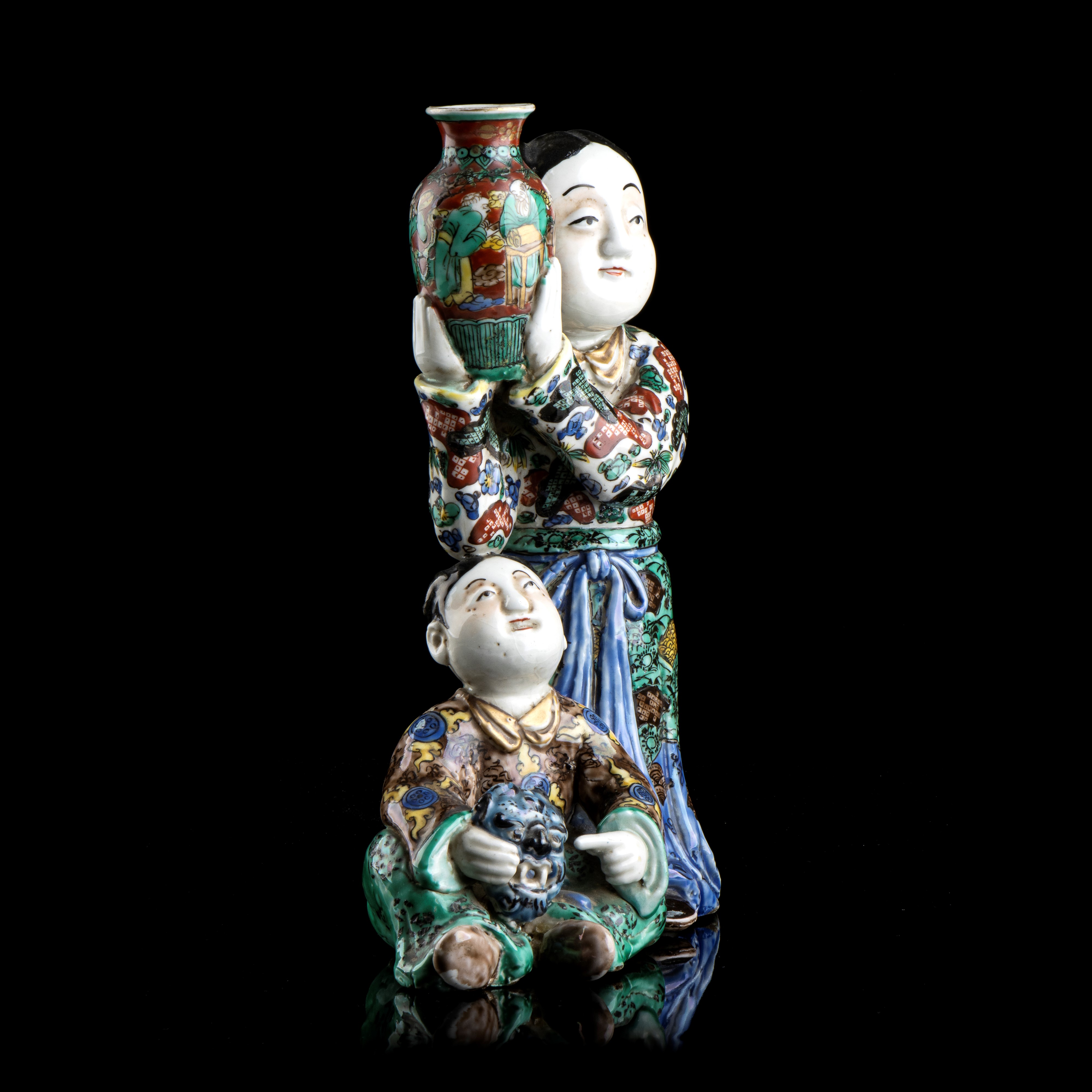 GRUPPO CON FIGURE IN PORCELLANA 'KUTANI' CON DECORO A SMALTI POLICROMI