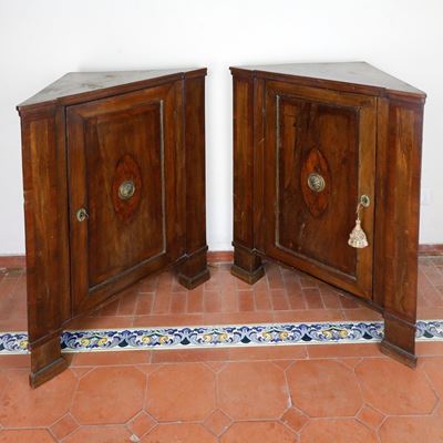 Coppia di Angoliere in Legno di Noce Ad uno Sportello