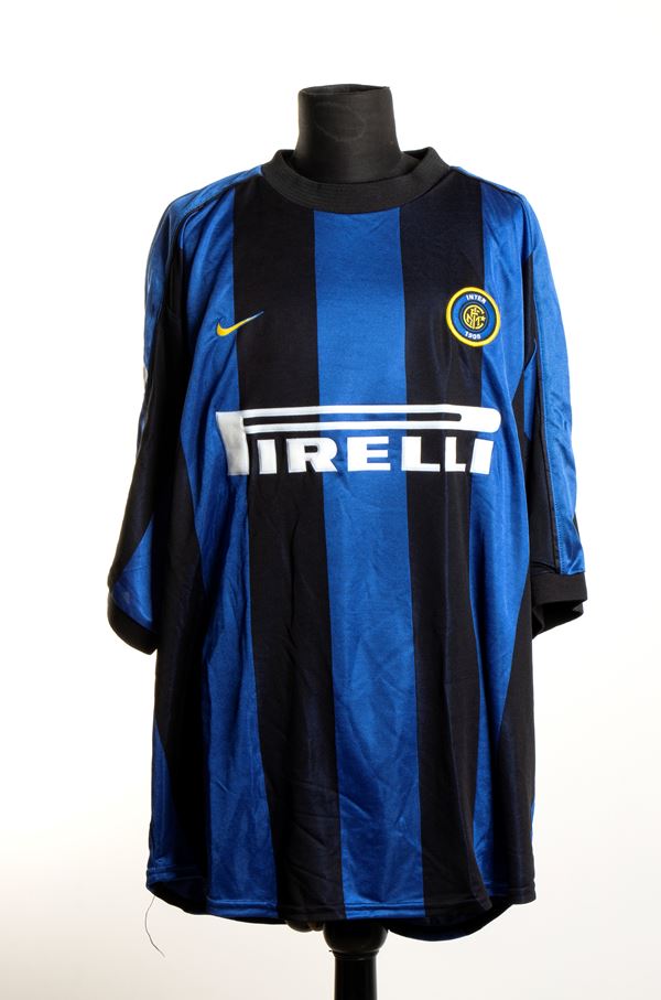 Football, Italy, FC INTER, Vieri signed shirt