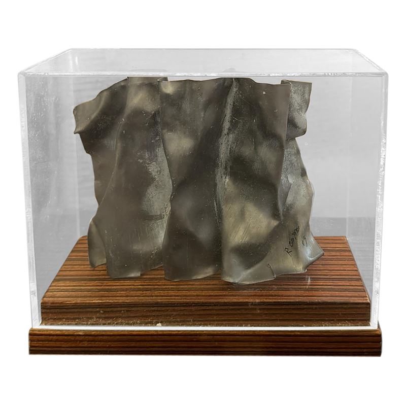 Scultura in Volume in Metallo Grigio Concettuale