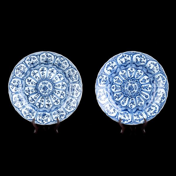 A PAIR OF LARGE 'BLUE AND WHITE' PORCELAIN DISHES
