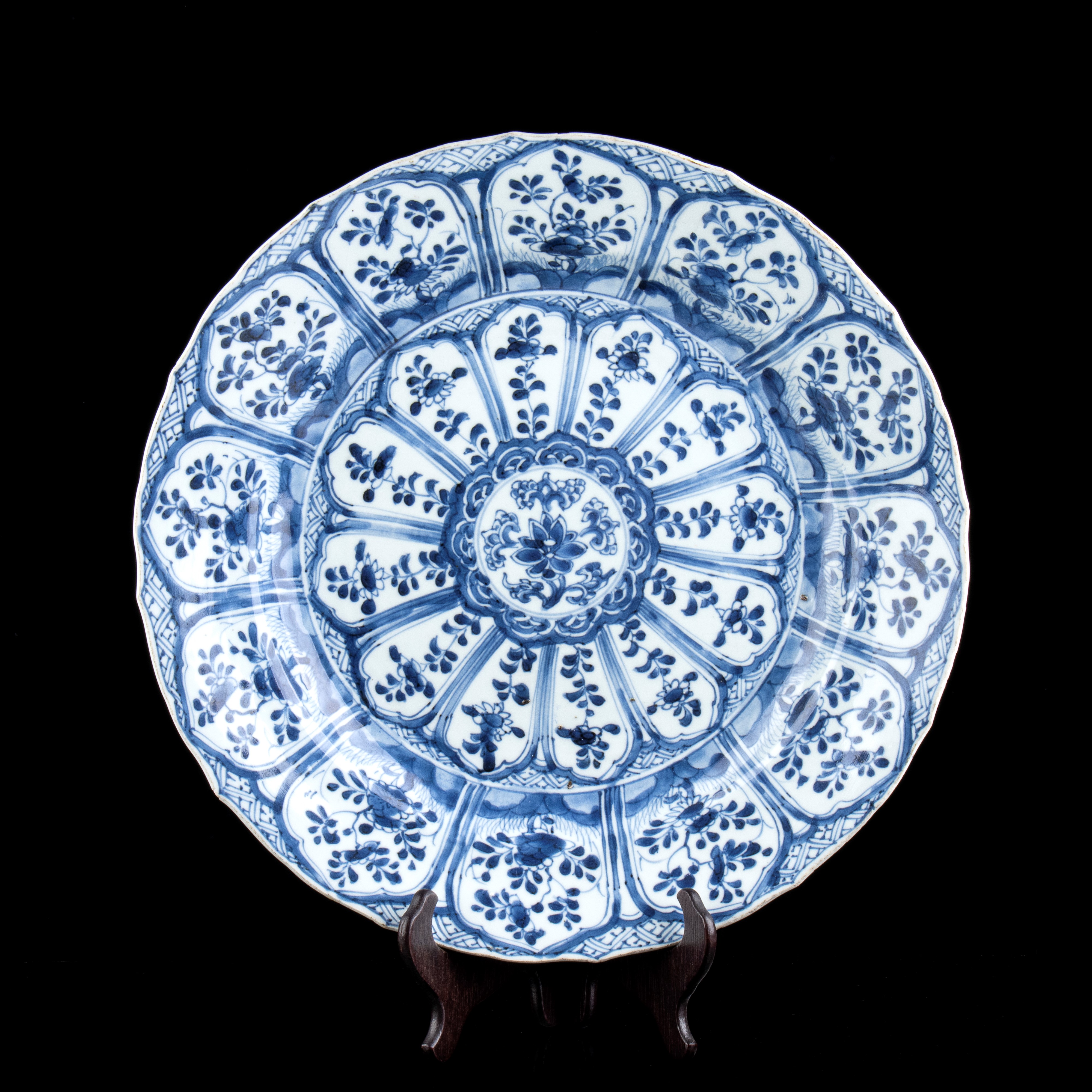 COPPIA DI GRANDI PIATTI IN PORCELLANA 'BIANCO E BLU'