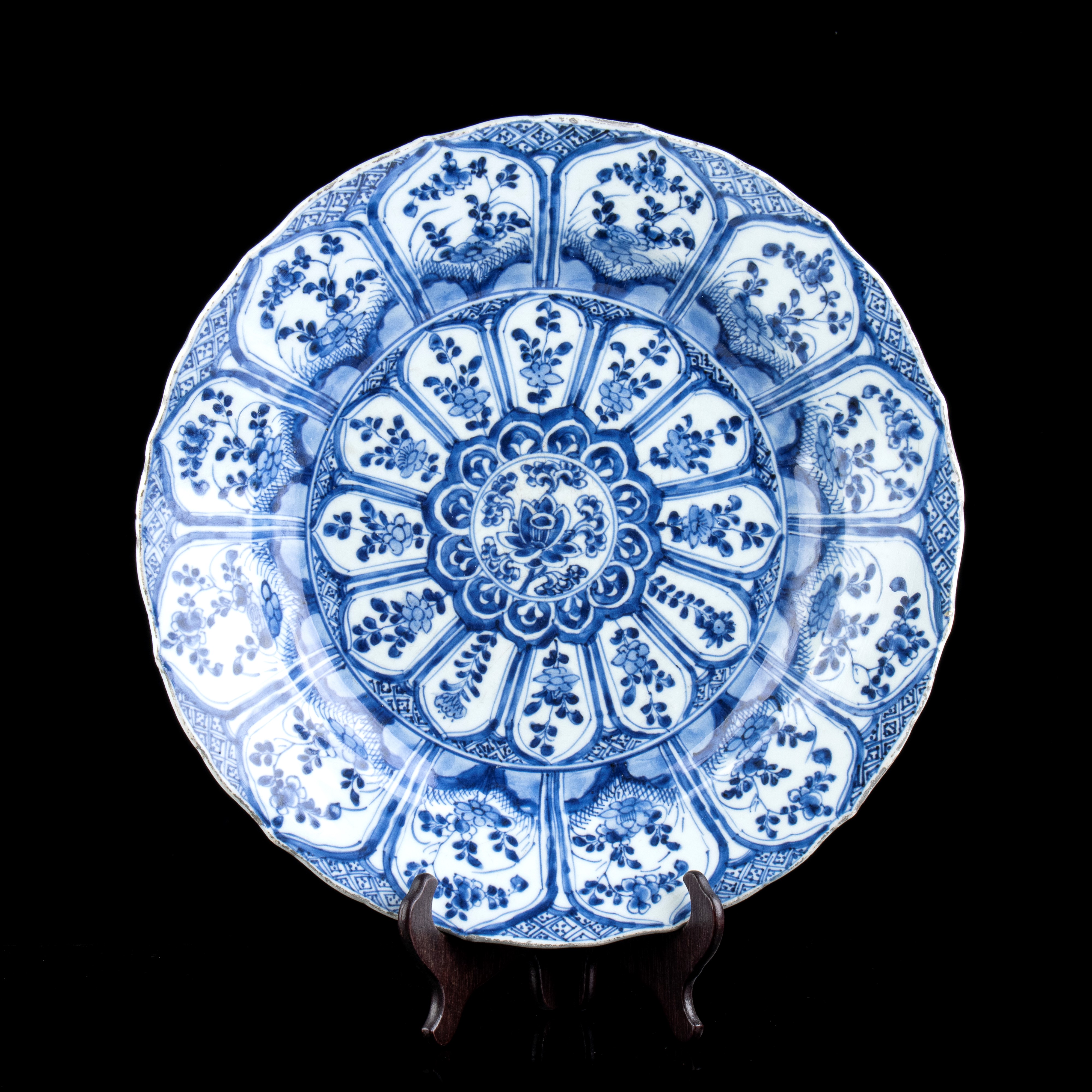 COPPIA DI GRANDI PIATTI IN PORCELLANA 'BIANCO E BLU'