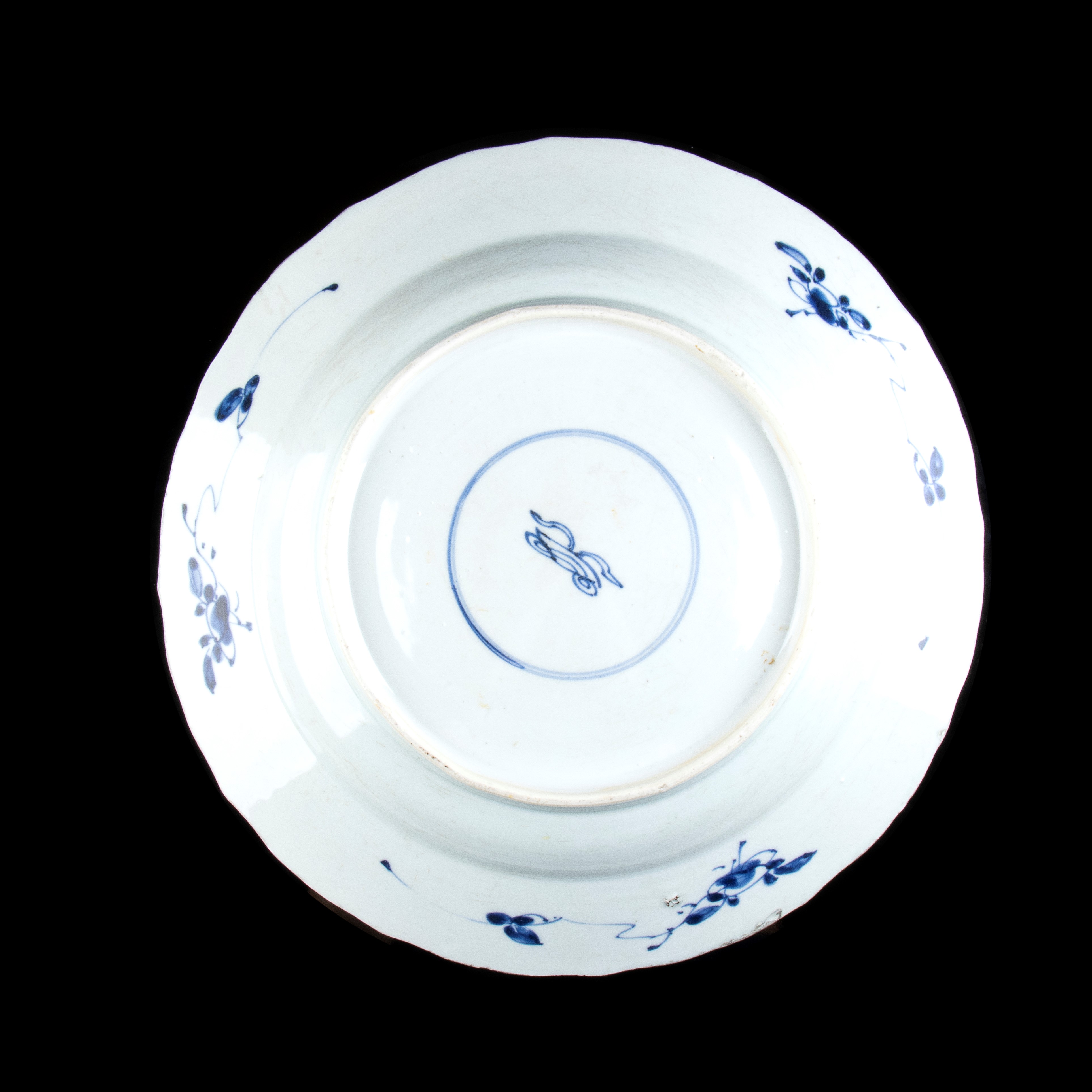 COPPIA DI GRANDI PIATTI IN PORCELLANA 'BIANCO E BLU'