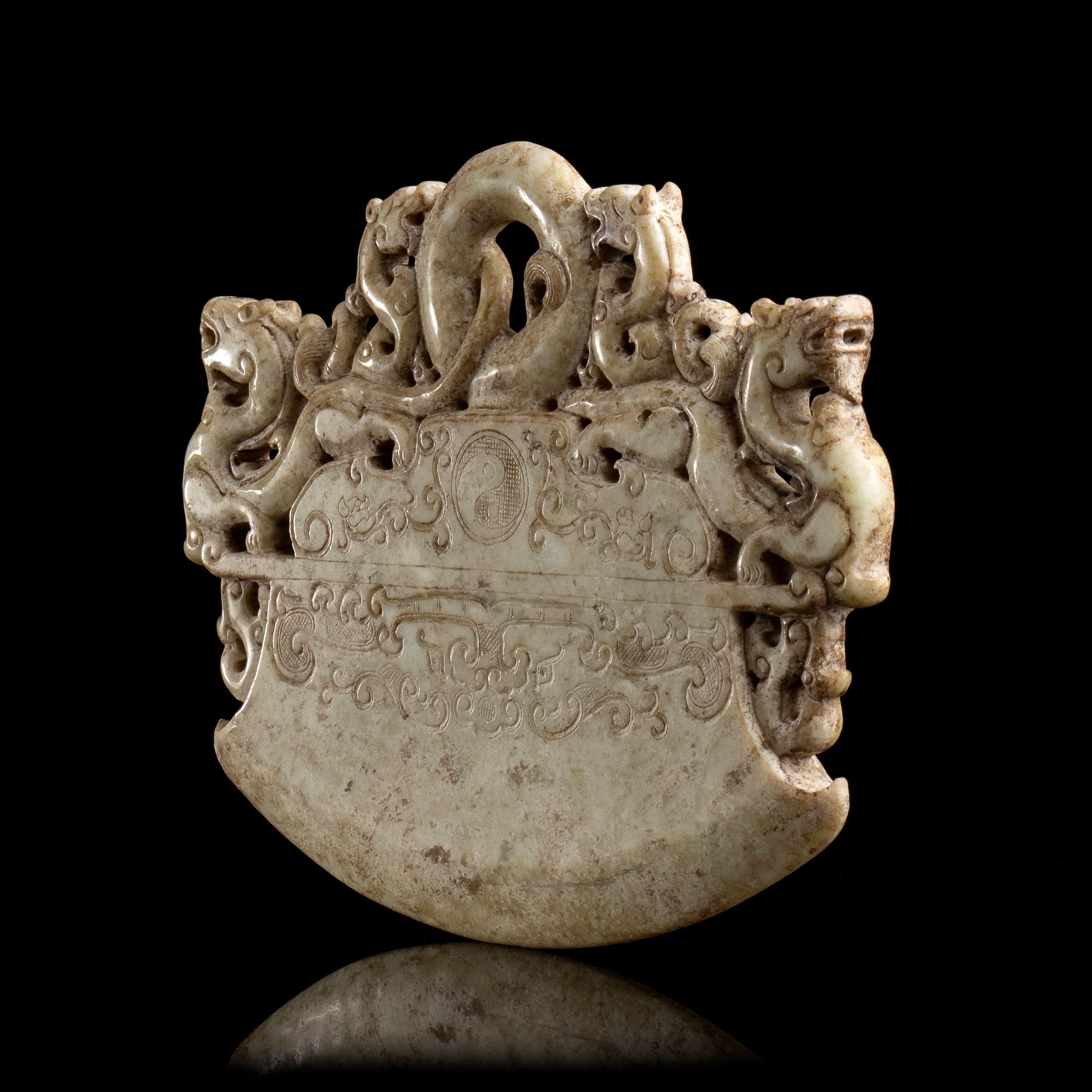 GRANDE ASCIA IN GIADA IN STILE ARCAICO