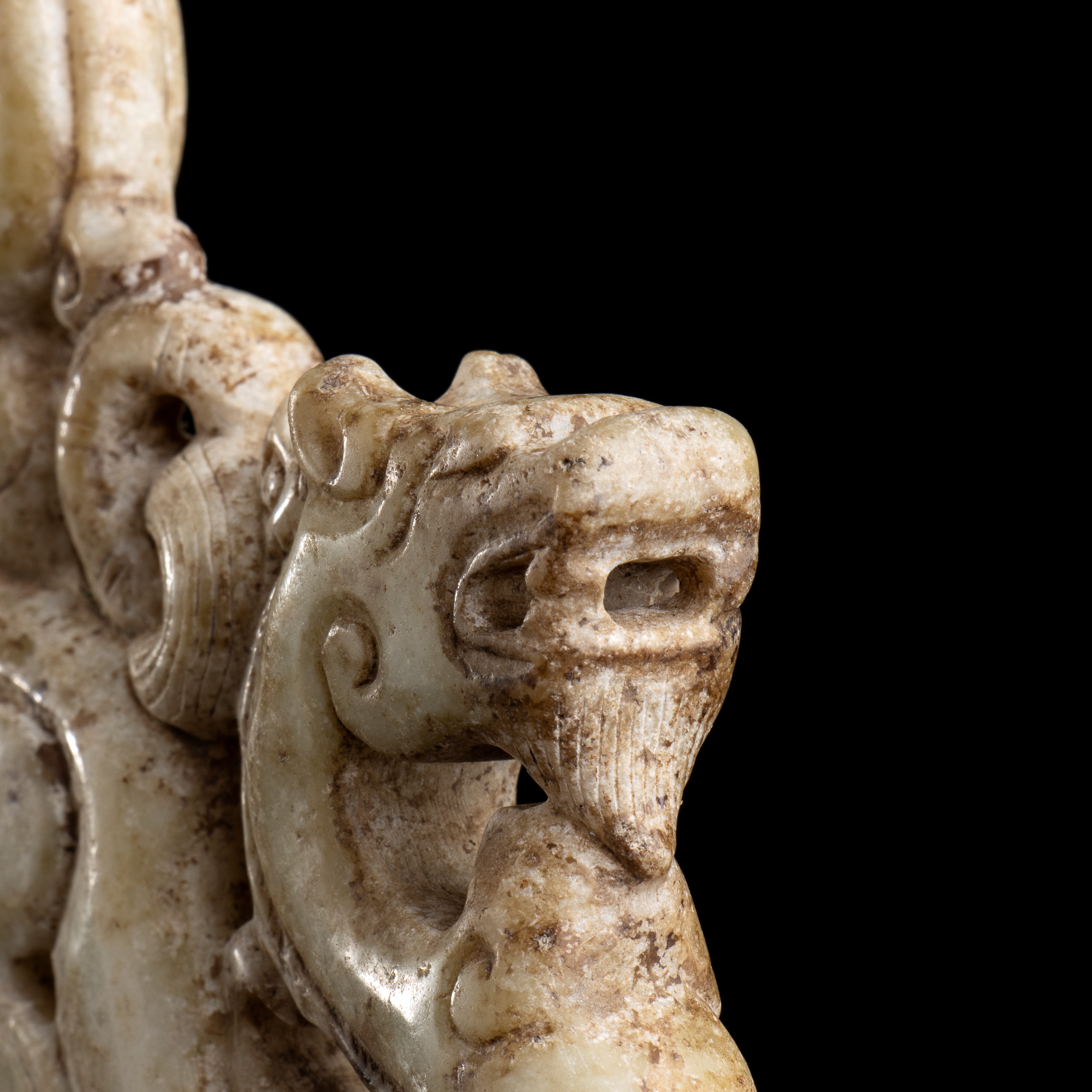 GRANDE ASCIA IN GIADA IN STILE ARCAICO