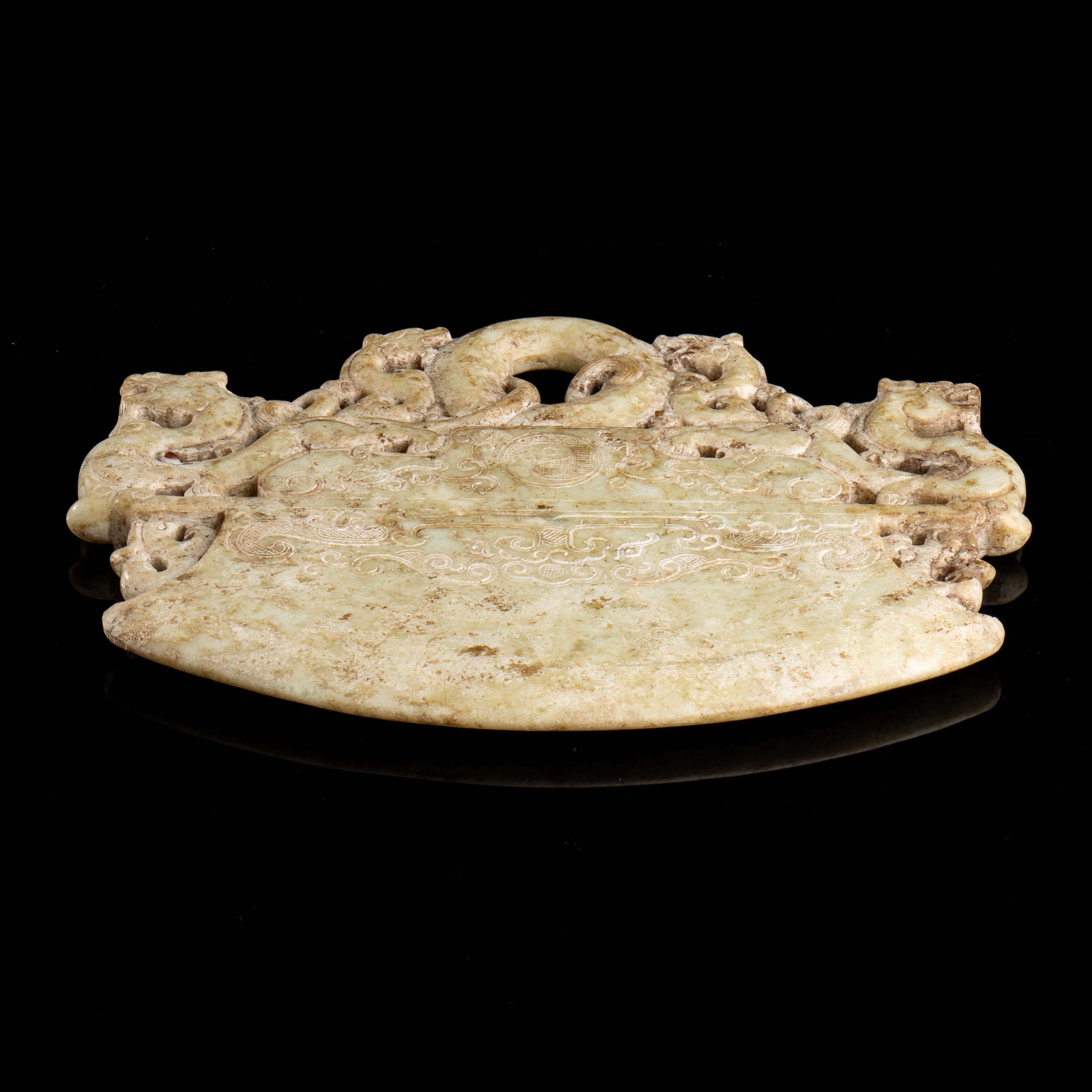 GRANDE ASCIA IN GIADA IN STILE ARCAICO