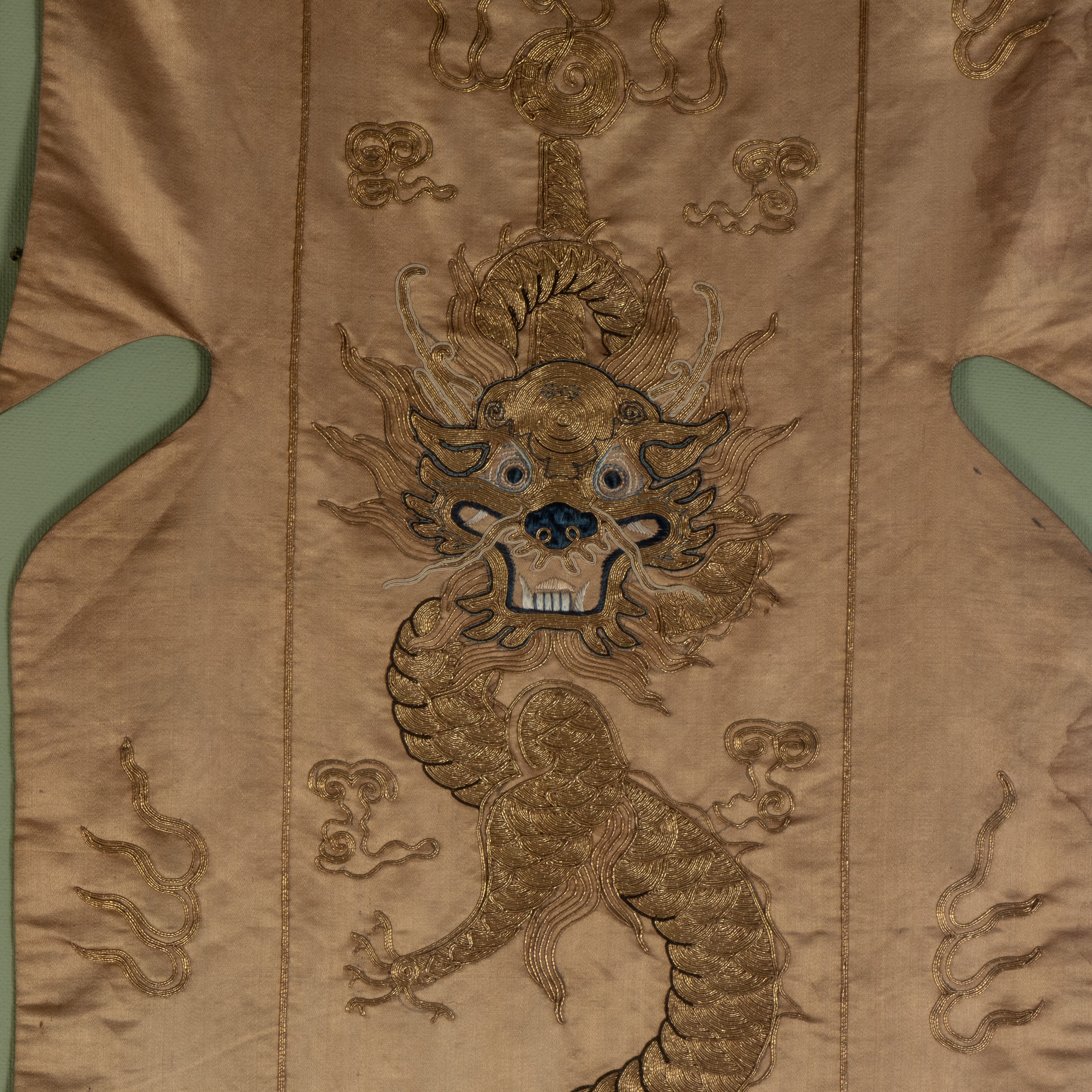 GRANDE STENDARDO IN SETA RICAMATA