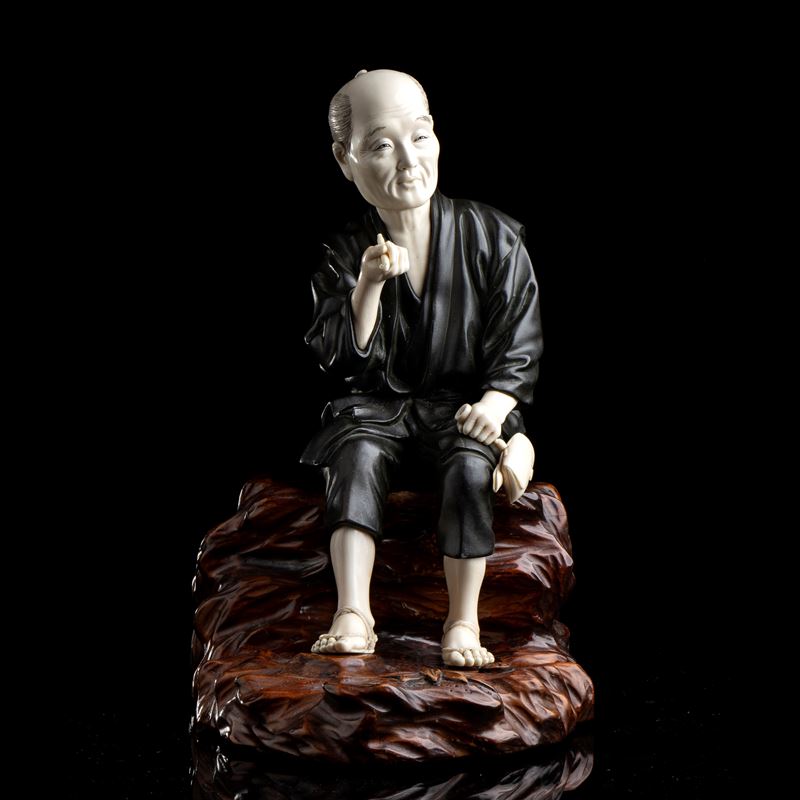 GRANDE OKIMONO IN METALLO E AVORIO CON SUA BASE IN LEGNO