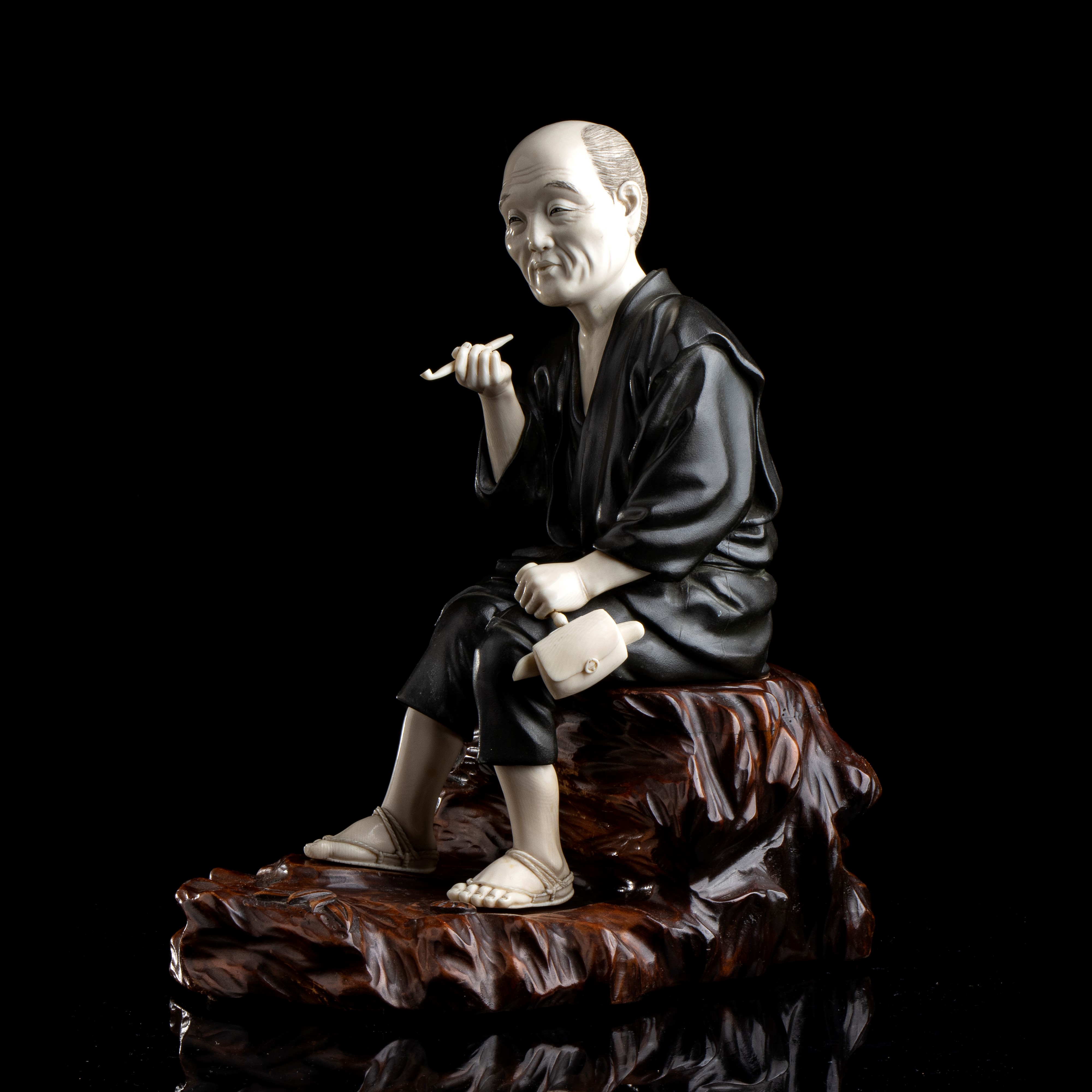 GRANDE OKIMONO IN METALLO E AVORIO CON SUA BASE IN LEGNO