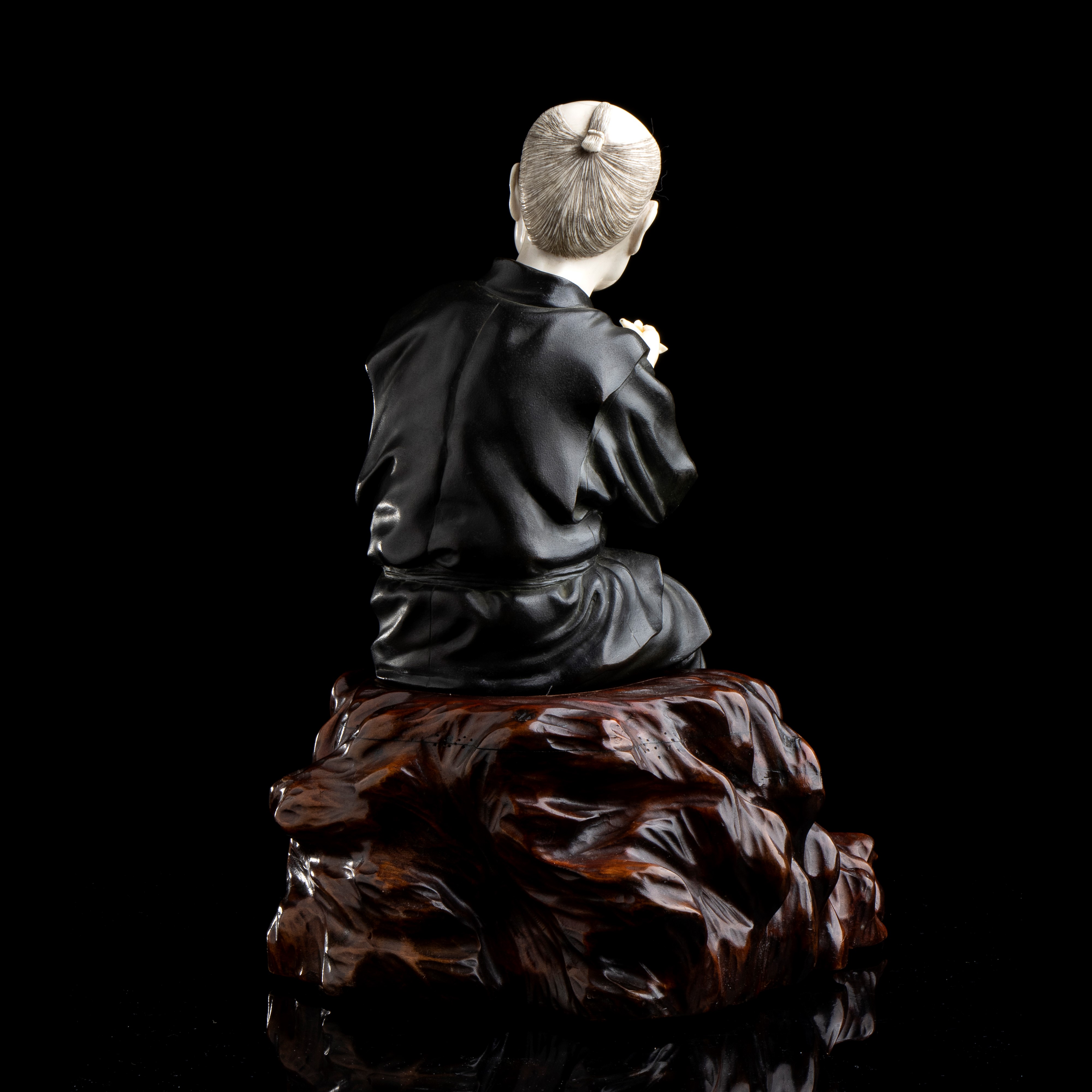 GRANDE OKIMONO IN METALLO E AVORIO CON SUA BASE IN LEGNO