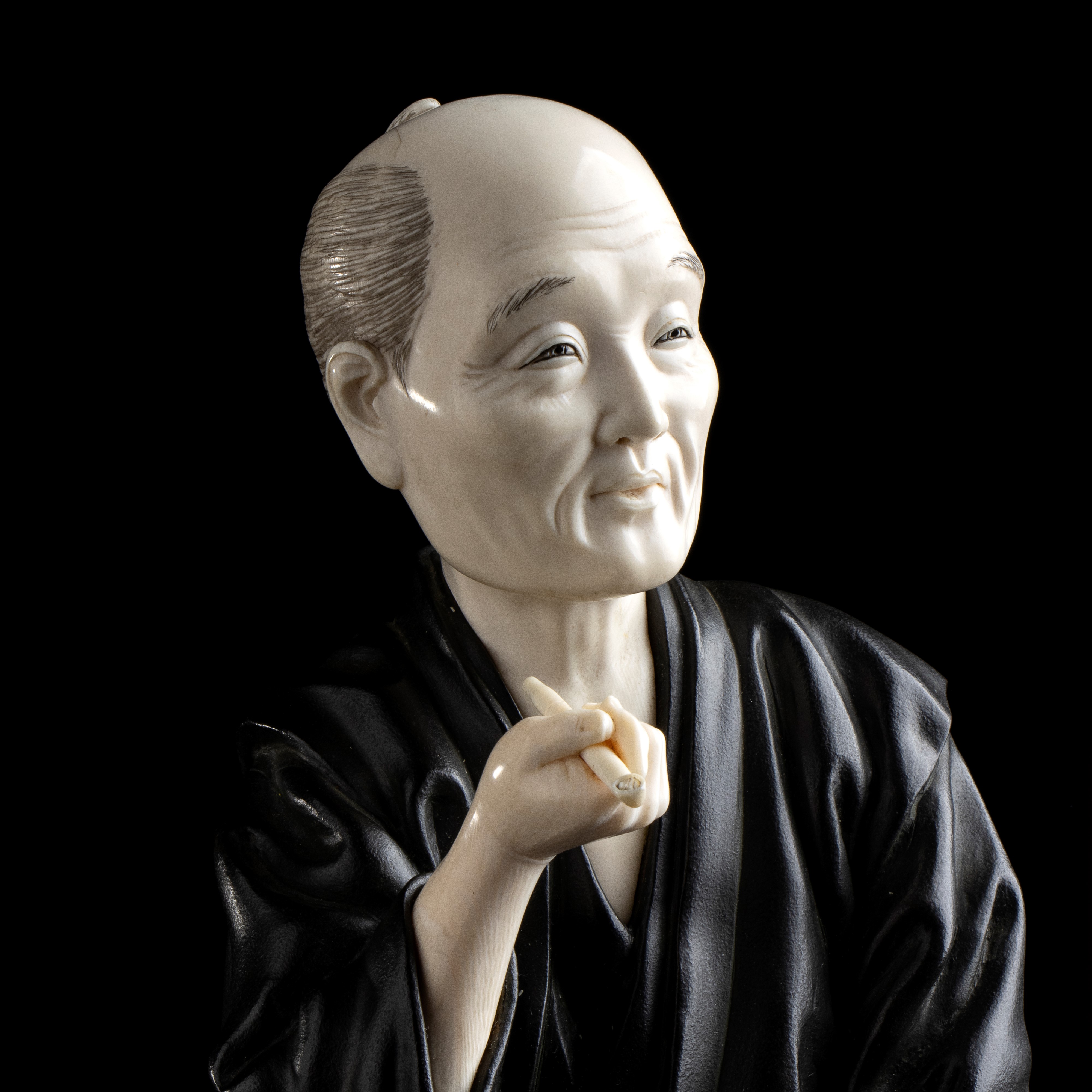 GRANDE OKIMONO IN METALLO E AVORIO CON SUA BASE IN LEGNO