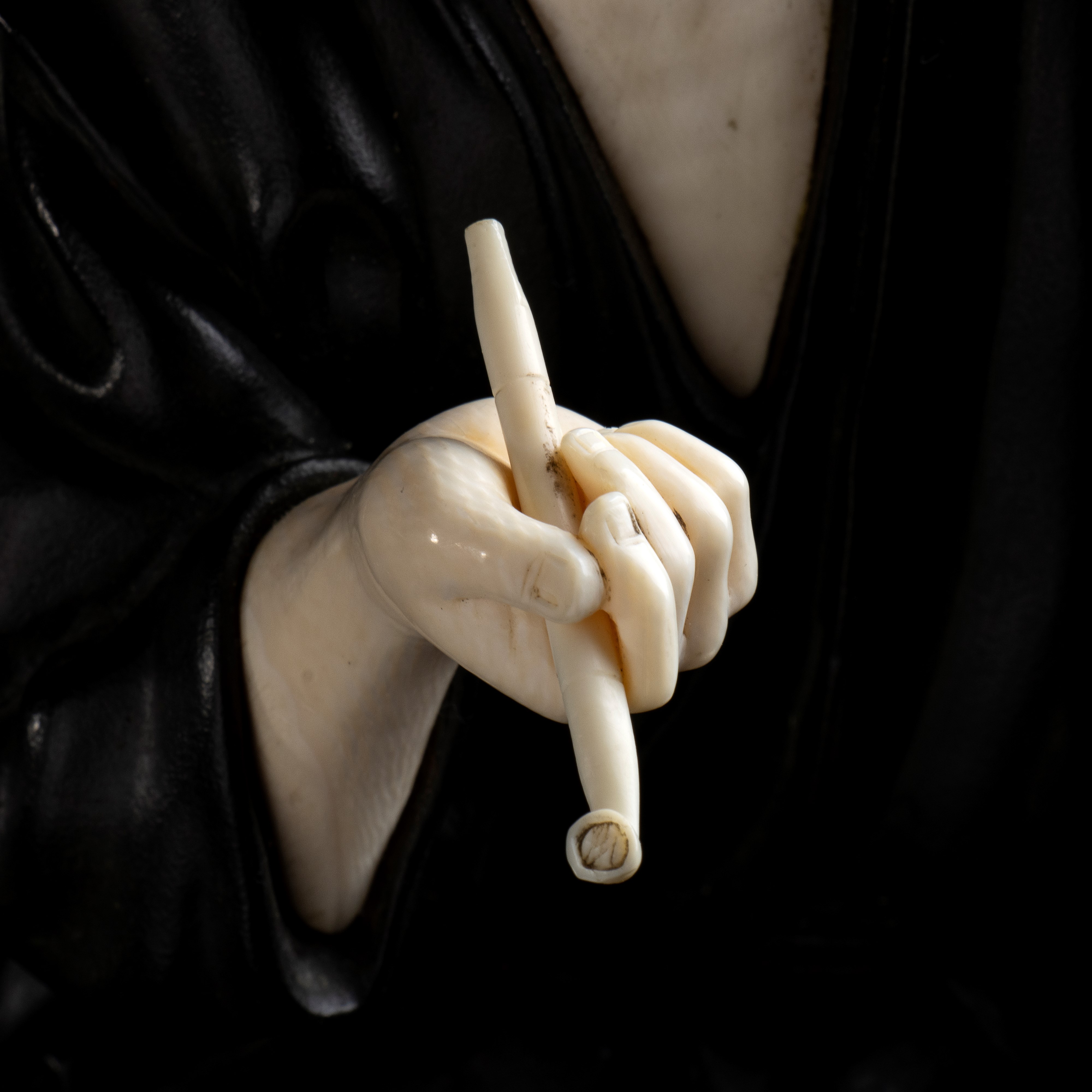 GRANDE OKIMONO IN METALLO E AVORIO CON SUA BASE IN LEGNO