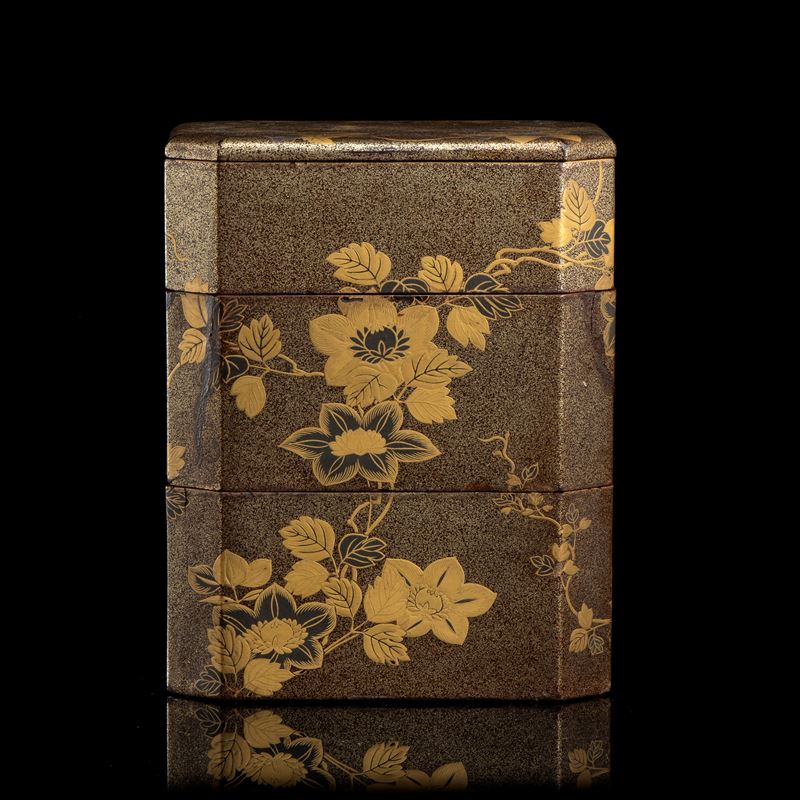 PORTAVIVANDE A TRE SCOMPARTI IN LEGNO LACCATO E DORATO, SAGEJUBAKO