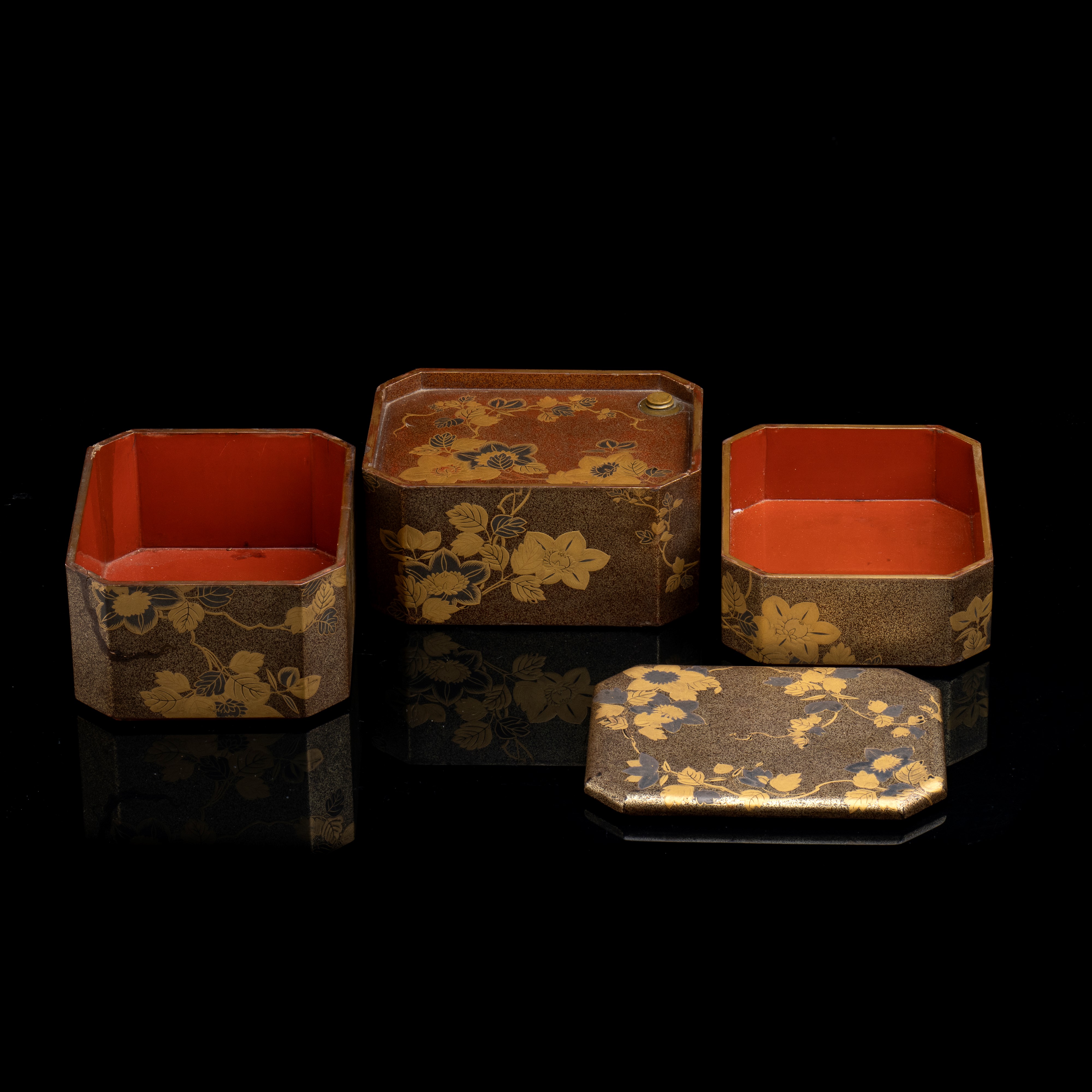 PORTAVIVANDE A TRE SCOMPARTI IN LEGNO LACCATO E DORATO, SAGEJUBAKO