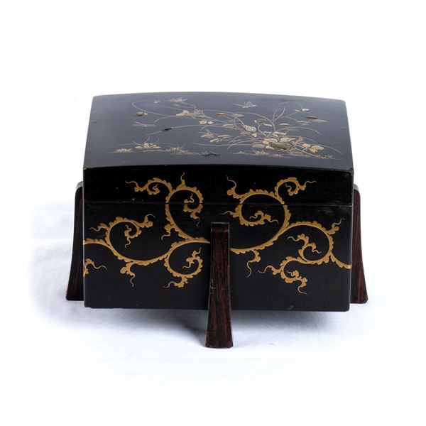 A PARTIALLY GILT AND MOTHER-OF-PEARL AND HARDSTONES INLAID LACQUERED WOOD BOX