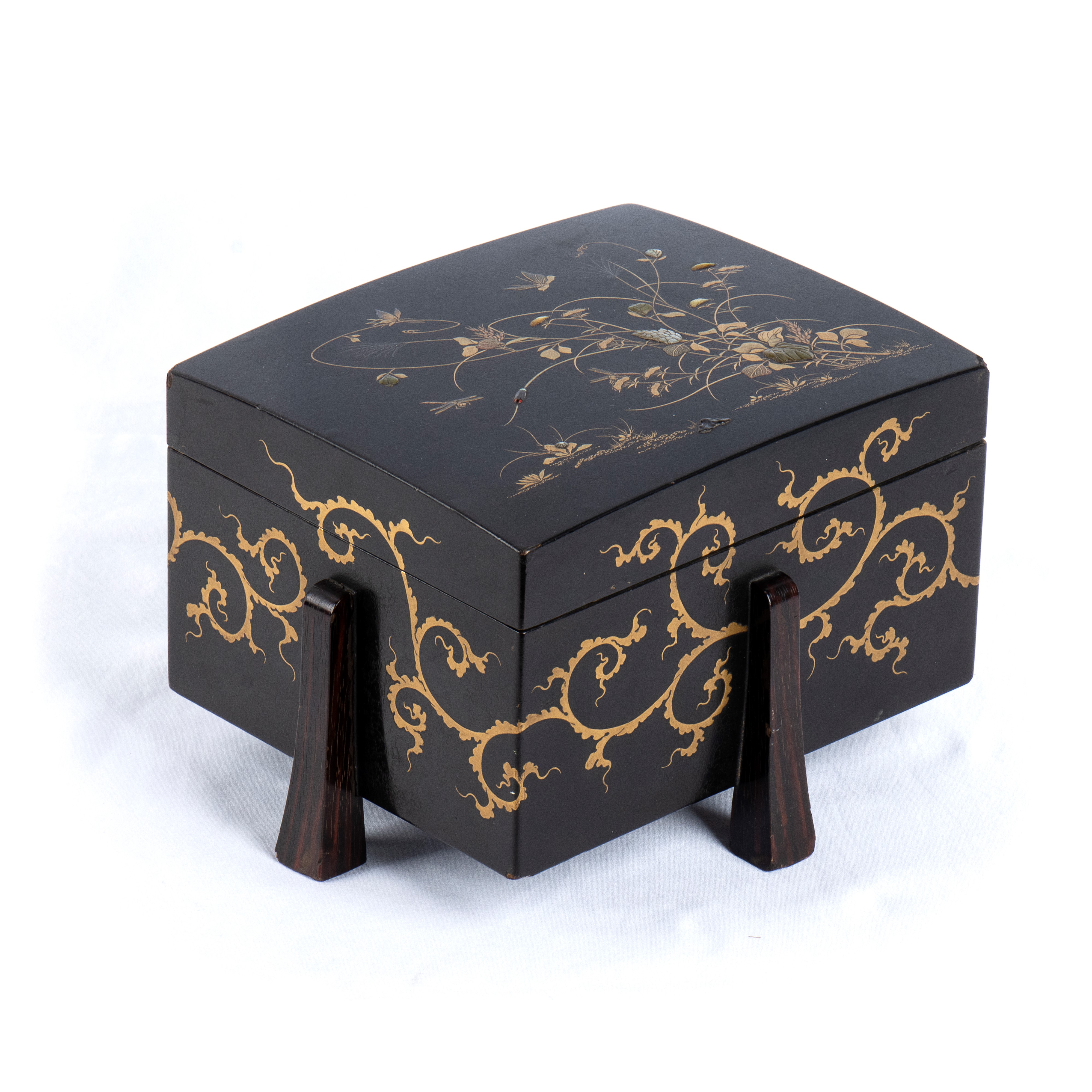 SCATOLA IN LEGNO LACCATO, PARZIALMENTE DORATO E INTARSIATO DI PIETRE DURE E MADREPERLA