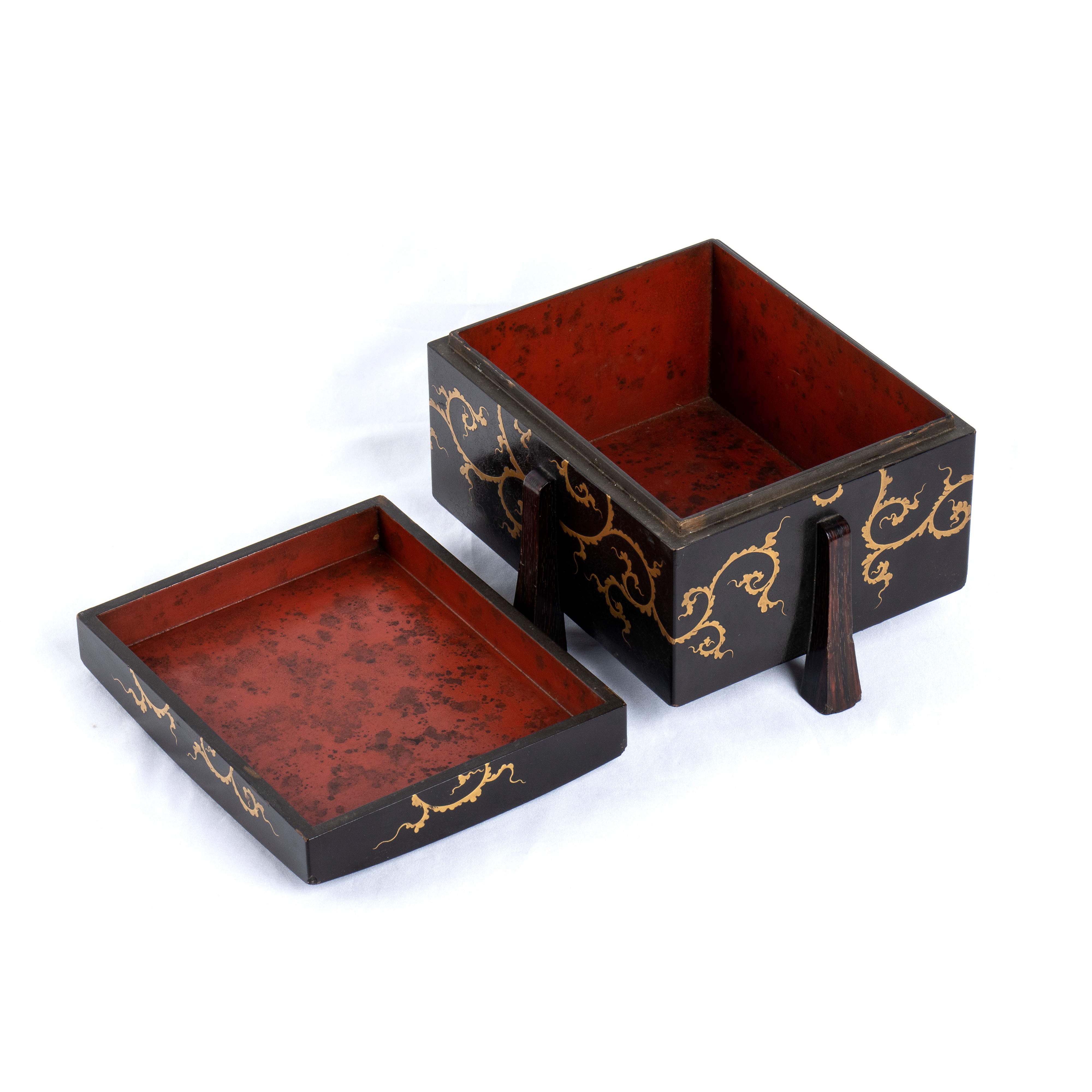 SCATOLA IN LEGNO LACCATO, PARZIALMENTE DORATO E INTARSIATO DI PIETRE DURE E MADREPERLA