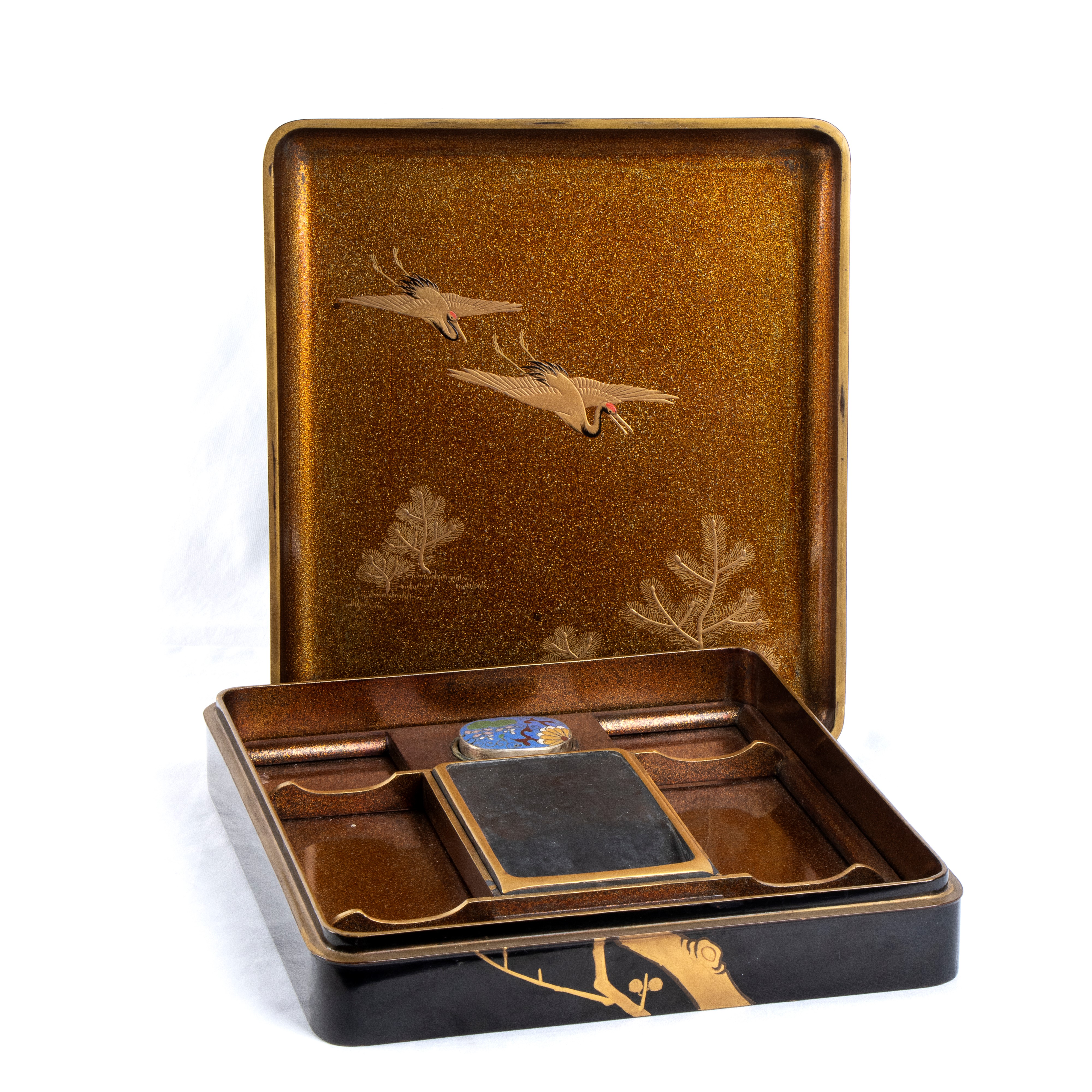 COMPLETO DA SCRITTURA IN LEGNO LACCATO E DORATO, SUZURIBAKO