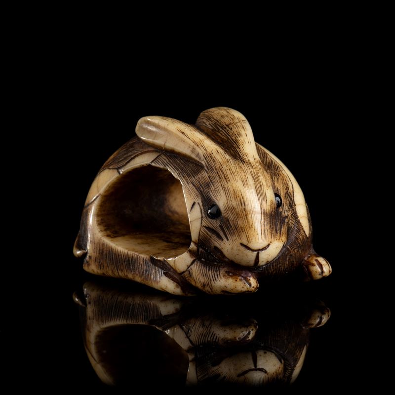 NETSUKE CON CONIGLIO IN OSSO