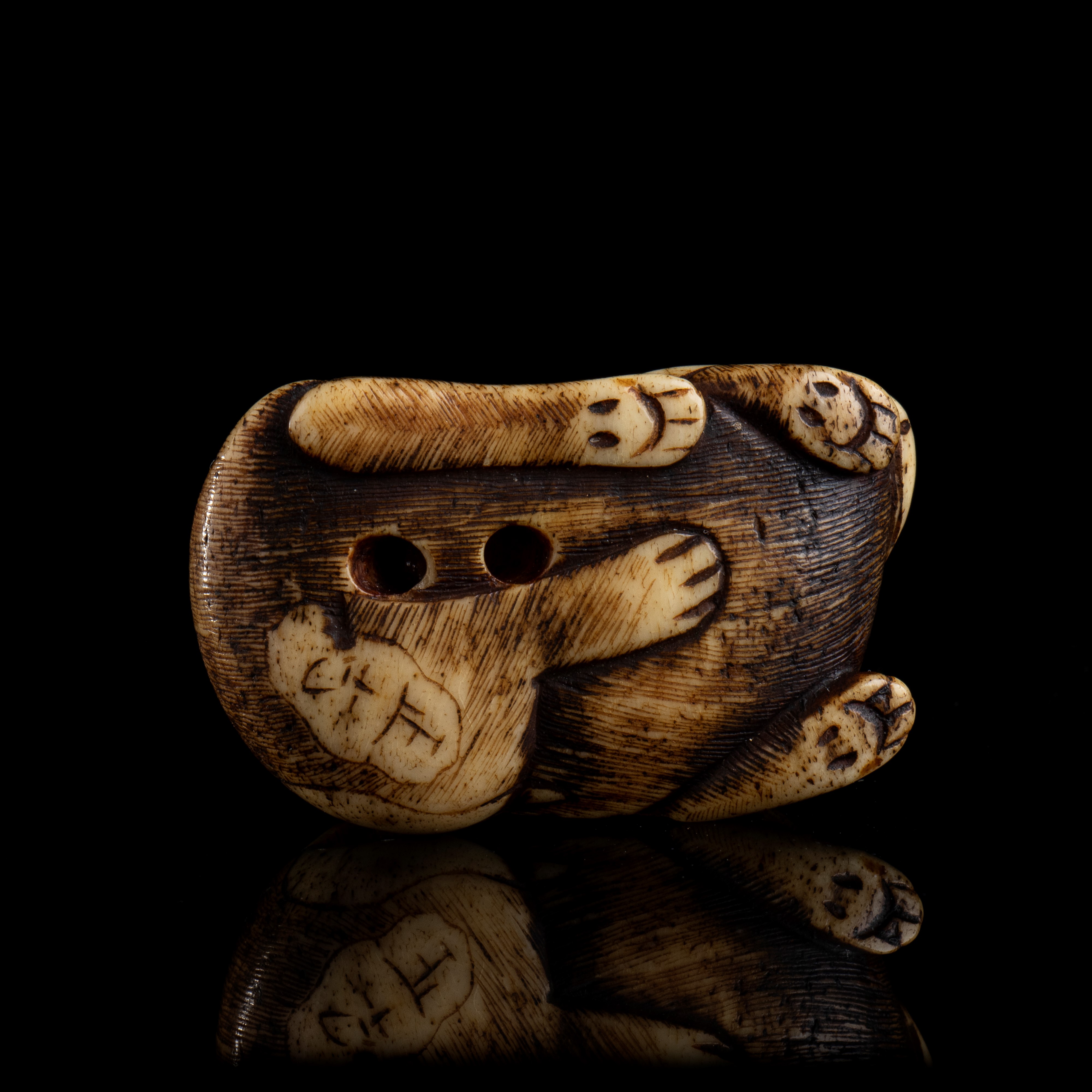 NETSUKE CON CONIGLIO IN OSSO