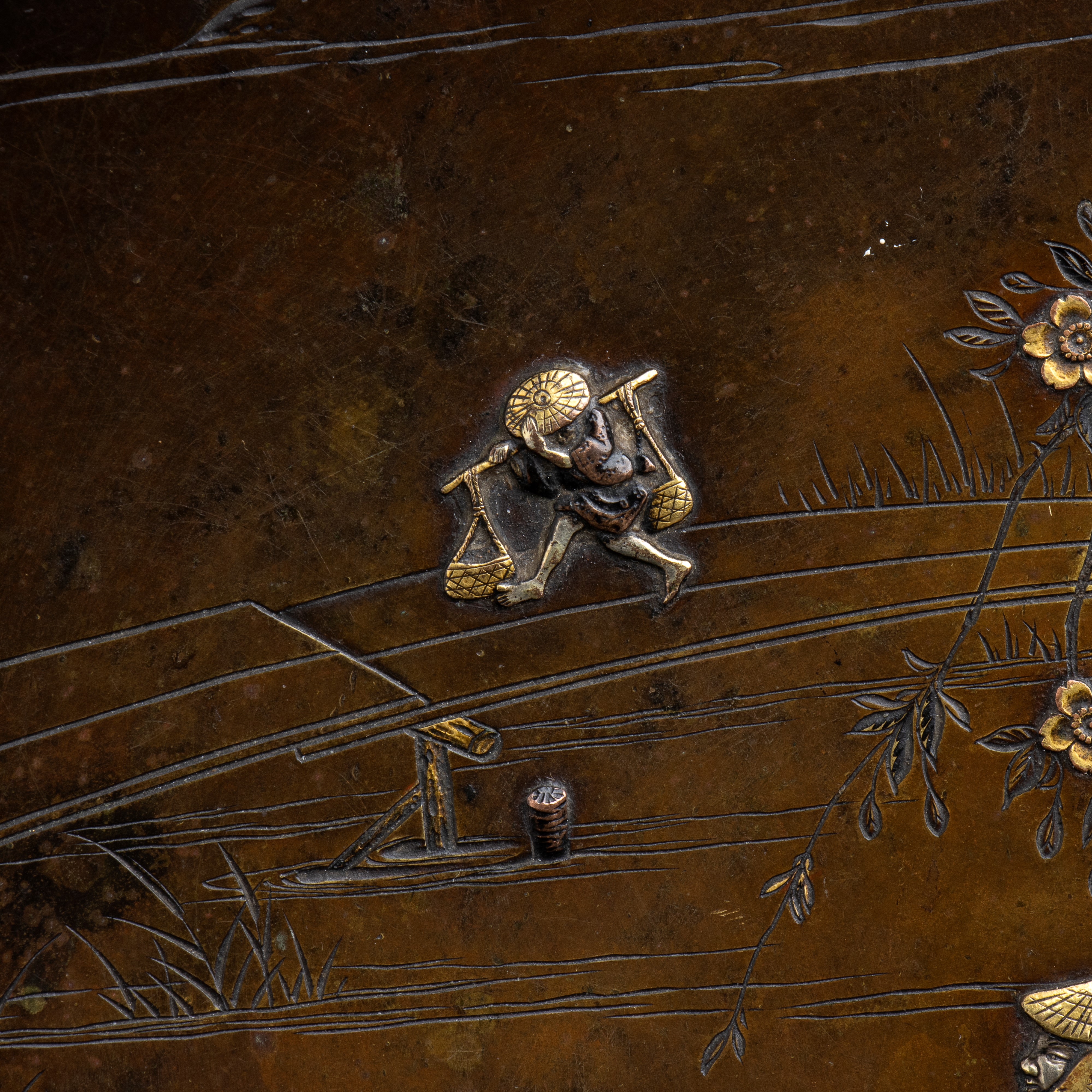 PIATTO IN METALLO CON AGEMINATURE IN ORO E ARGENTO