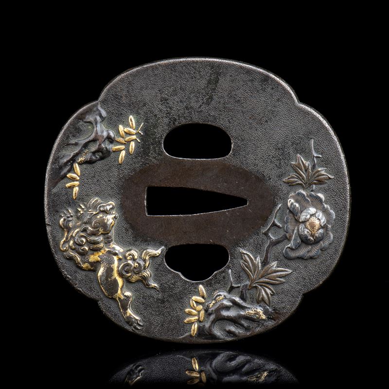 TSUBA IN FERRO PARZIALMENTE DORATO CON SHISHI E PEONIE
