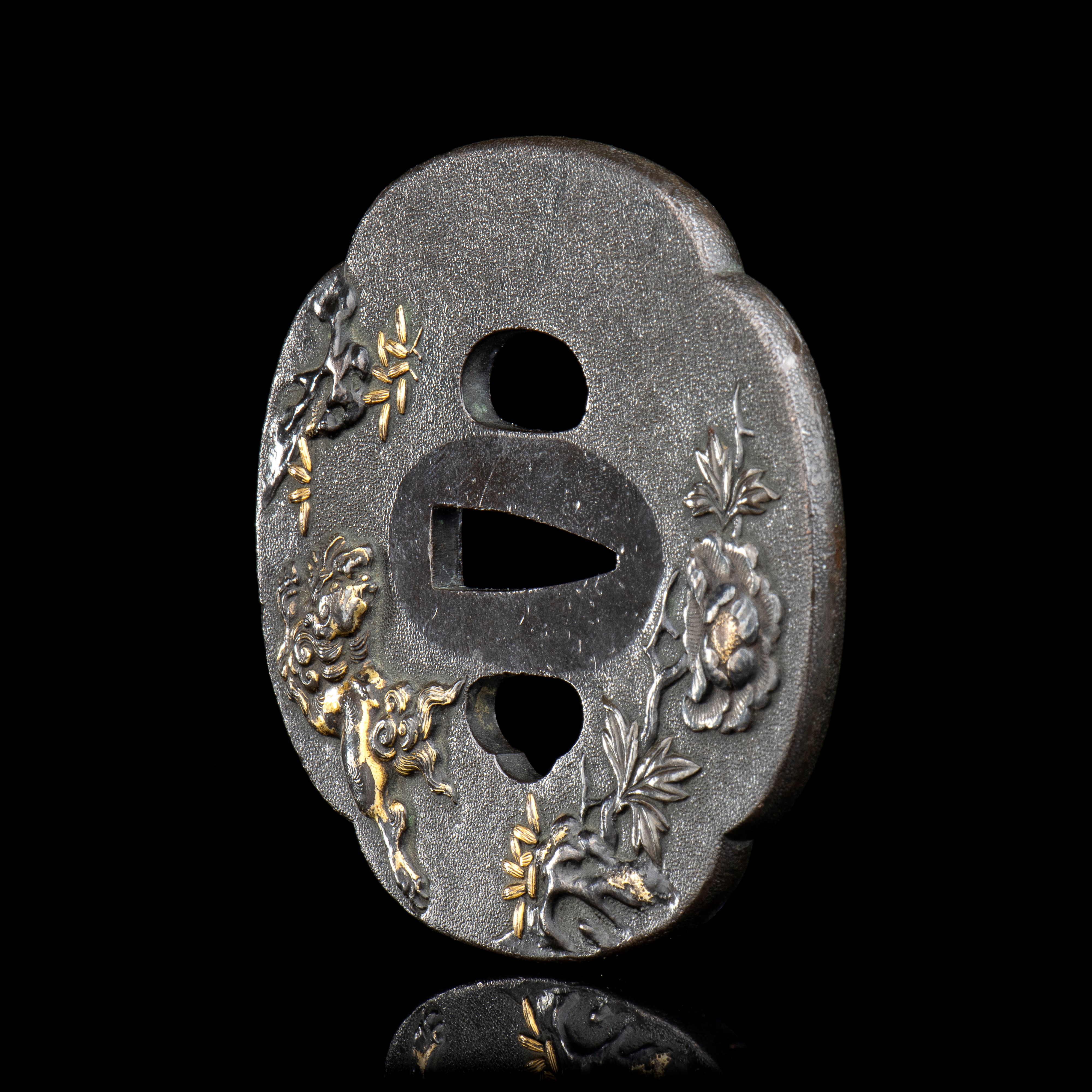 TSUBA IN FERRO PARZIALMENTE DORATO CON SHISHI E PEONIE