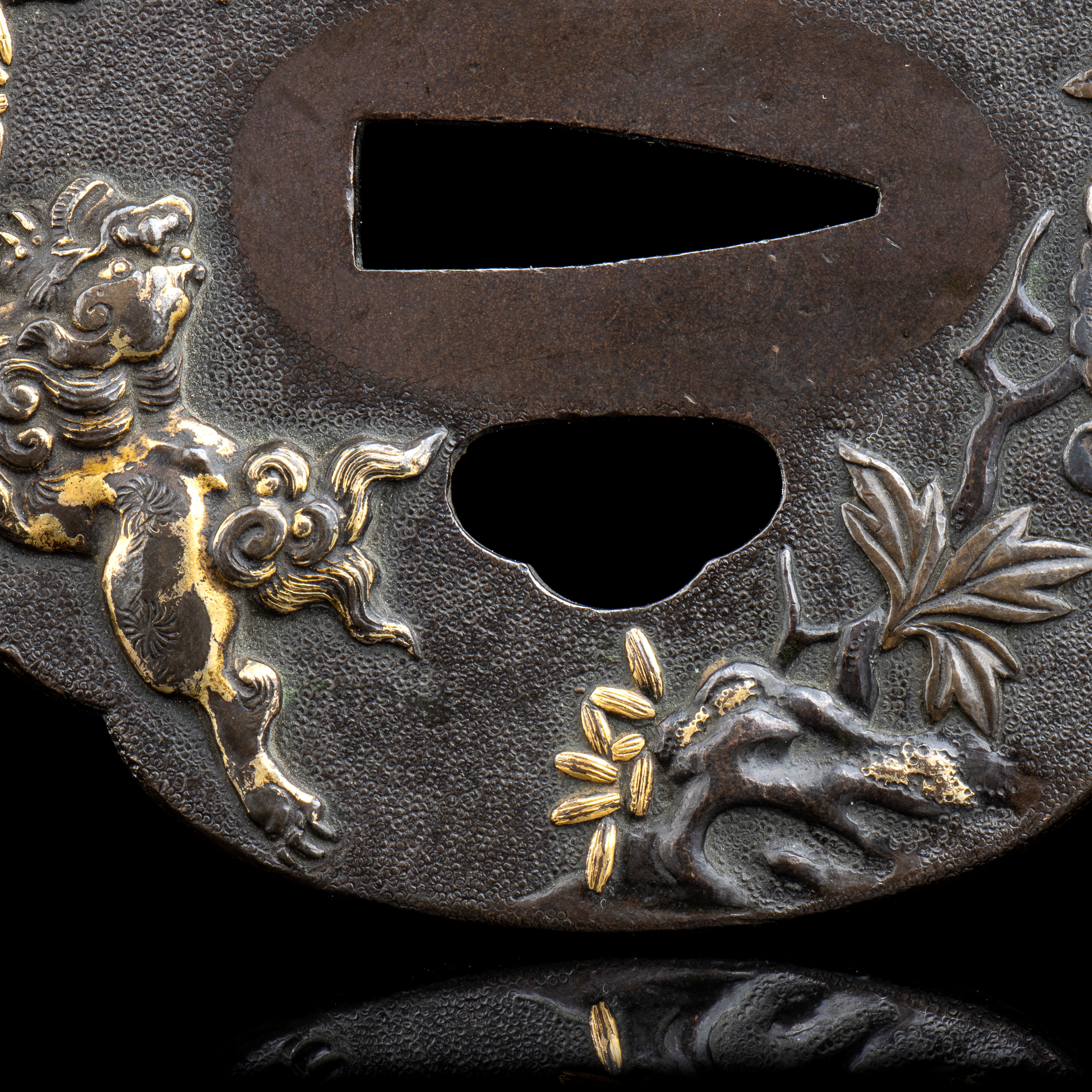 TSUBA IN FERRO PARZIALMENTE DORATO CON SHISHI E PEONIE