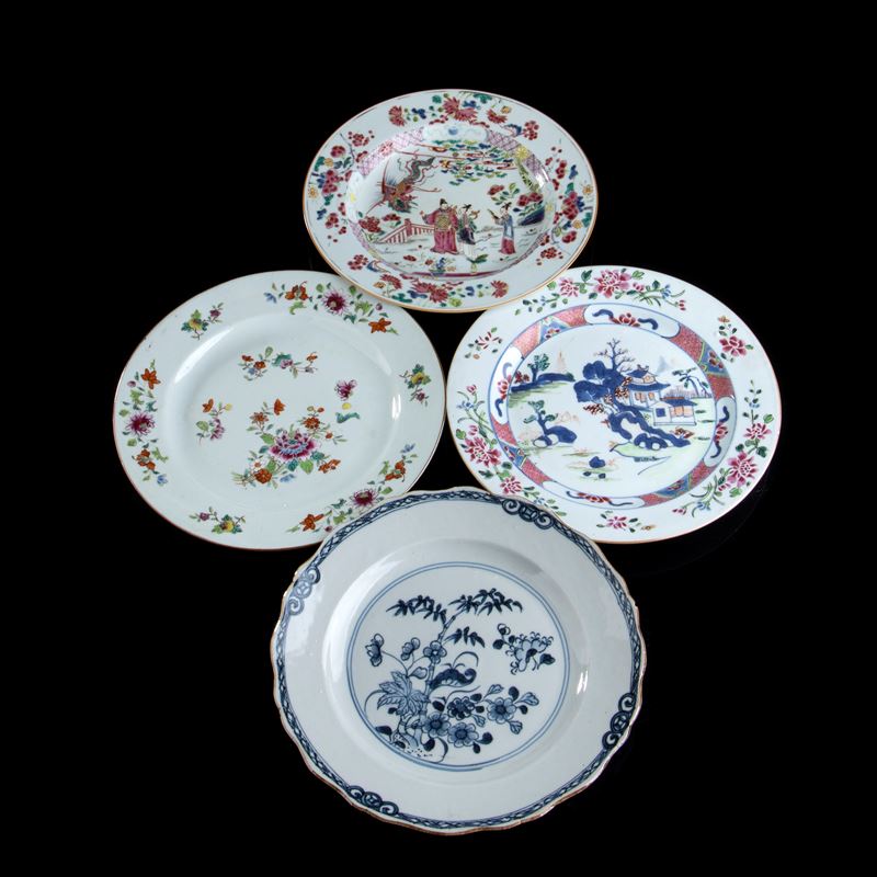 QUATTRO PIATTI IN PORCELLANA CON DECORO A SMALTI POLICROMI