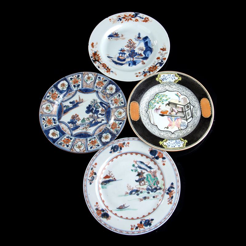 QUATTRO PIATTI IN PORCELLANA CON DECORO A SMALTI POLICROMI