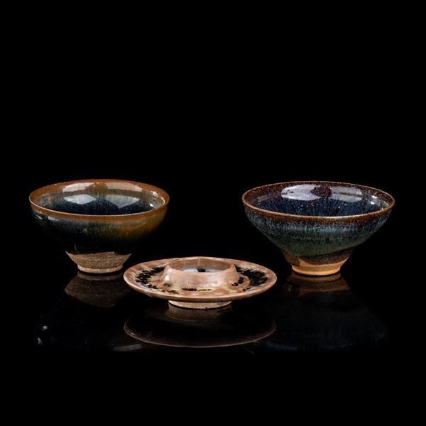 TWO GLAZED CERAMIC BOWLS, ONE WITH BASE