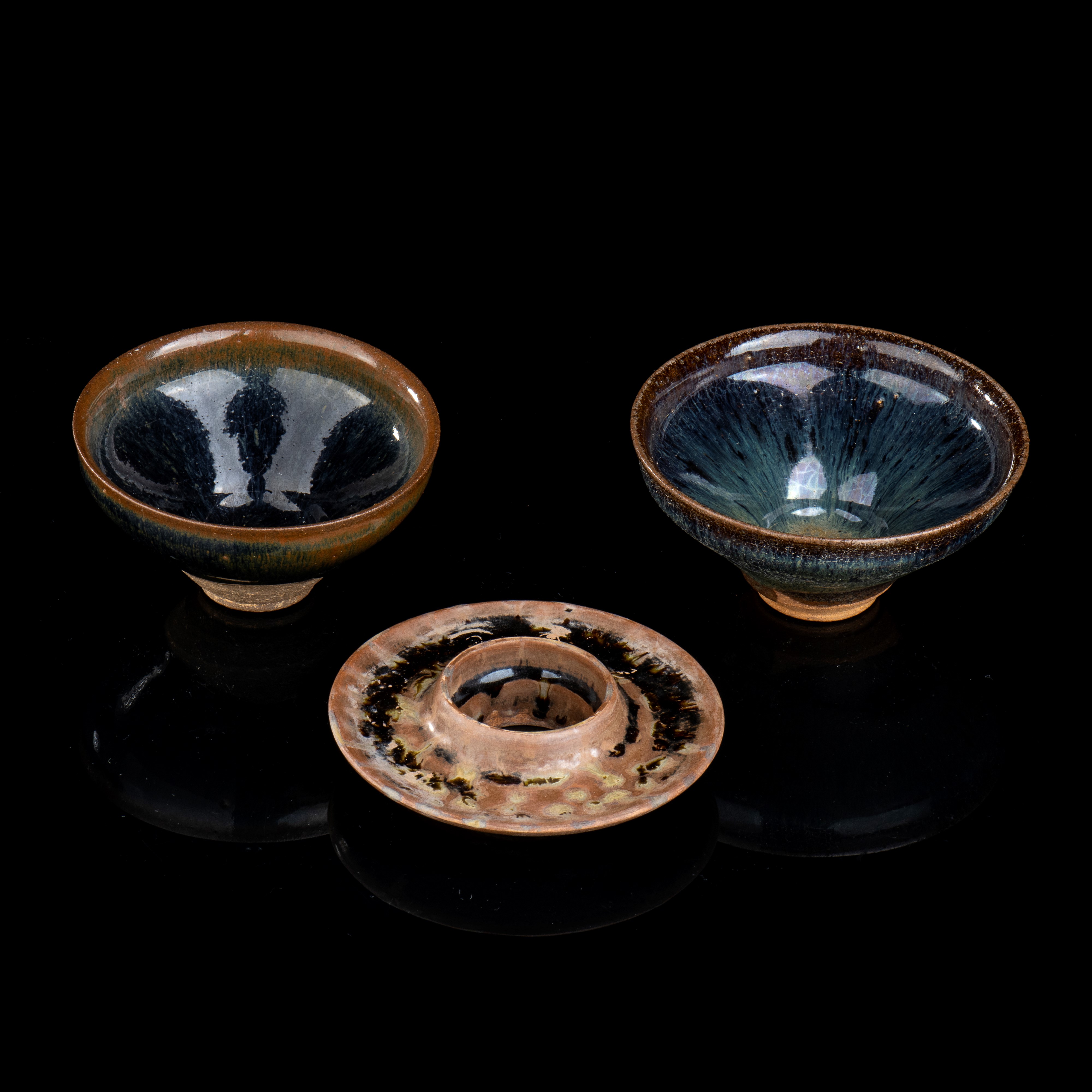 DUE CIOTOLE IN CERAMICA SMALTATA, UNA CON BASE