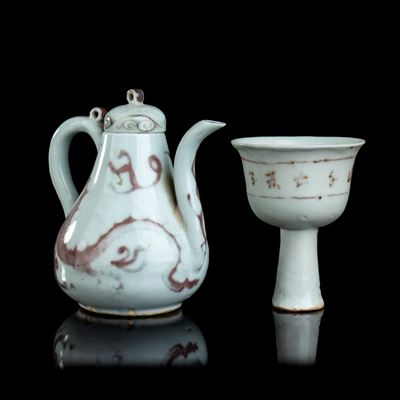 Versatoio con Coperchio e Coppa a Stelo in Porcellana con Decoro in Rosso di Rame