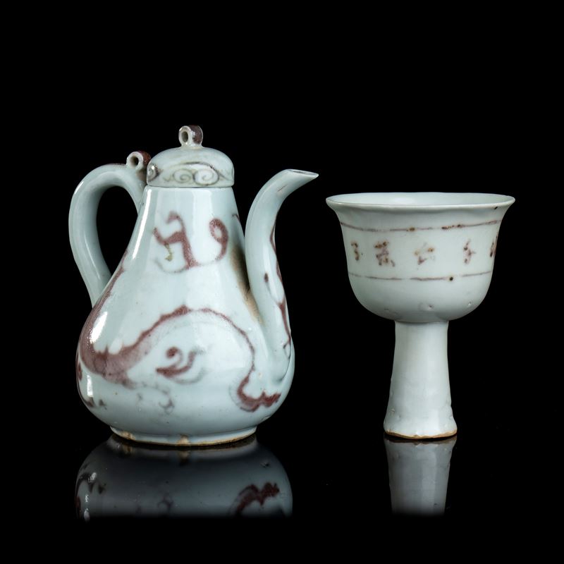 Versatoio con Coperchio e Coppa a Stelo in Porcellana con Decoro in Rosso di Rame