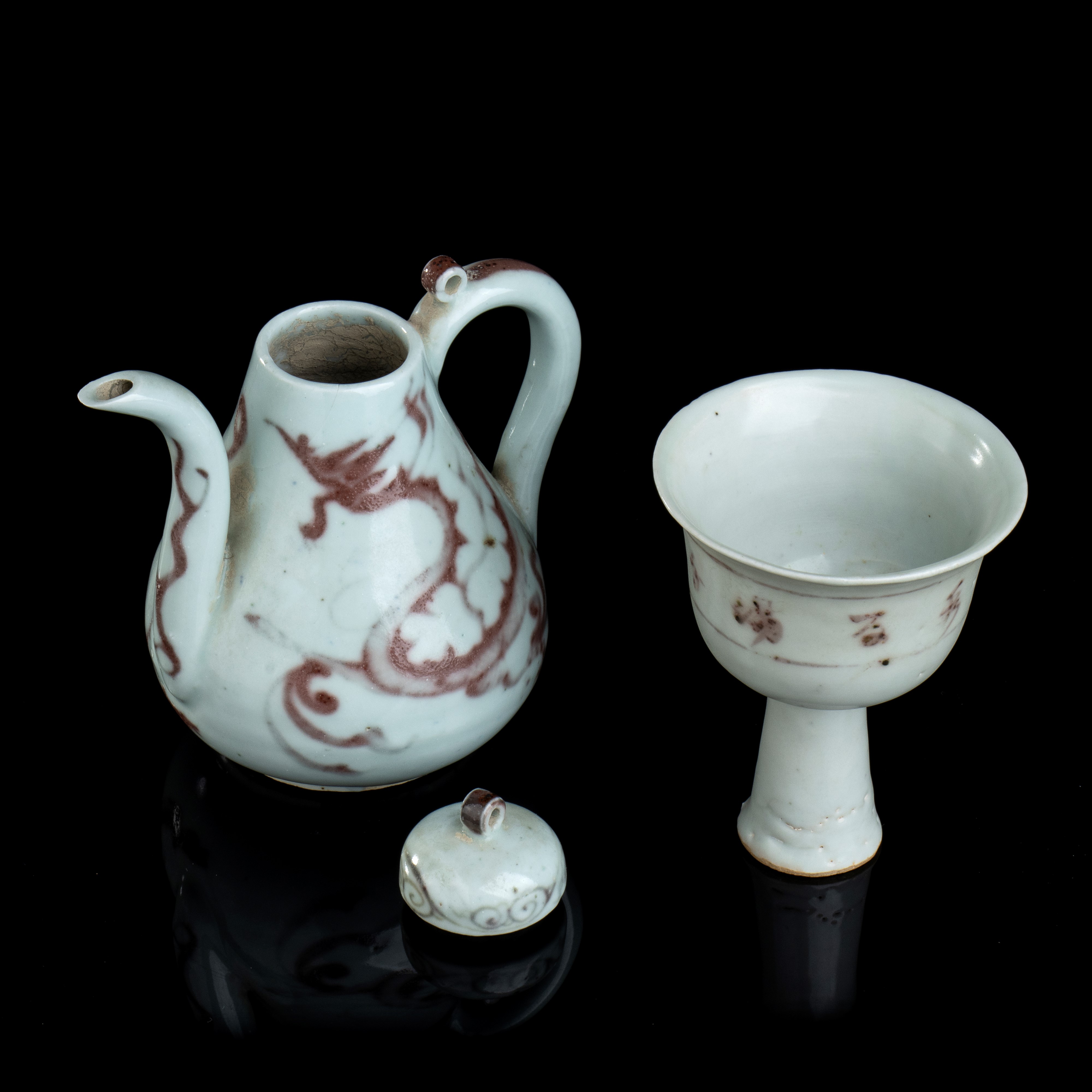 Versatoio con Coperchio e Coppa a Stelo in Porcellana con Decoro in Rosso di Rame