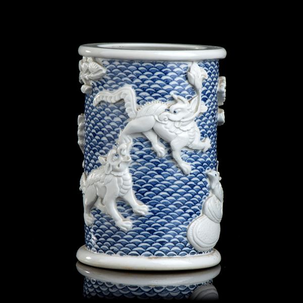 A 'BLUE AND WHITE' PORCELAIN BRUSHPOT