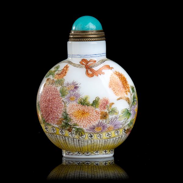 A POLYCHROME ENAMELLED GLASS SNUFF BOTTLE